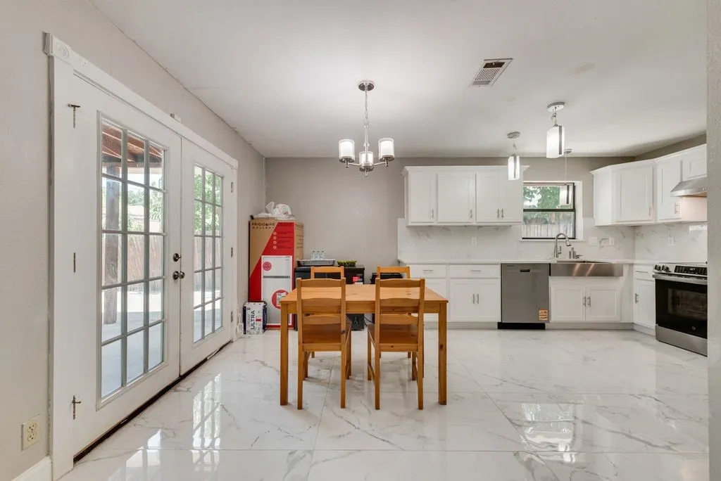 Single Family Residence For Sale in Tarrant County , 205 Freedom Lane, Arlington, Texas 76002, 4 Bedrooms, 2 Bathrooms, 2 Garage spaces, 1,614 Sqft, built in 1986, Price $275,000, mls#21310884, Real Estate Agent in Arlington, Homes For Sale in Tarrant county, Homes For Sale in Arlington, Realtor in Arlington Texas, Real Estate Brokerage Independent Realty Texas, Luminita Cordes Realtor