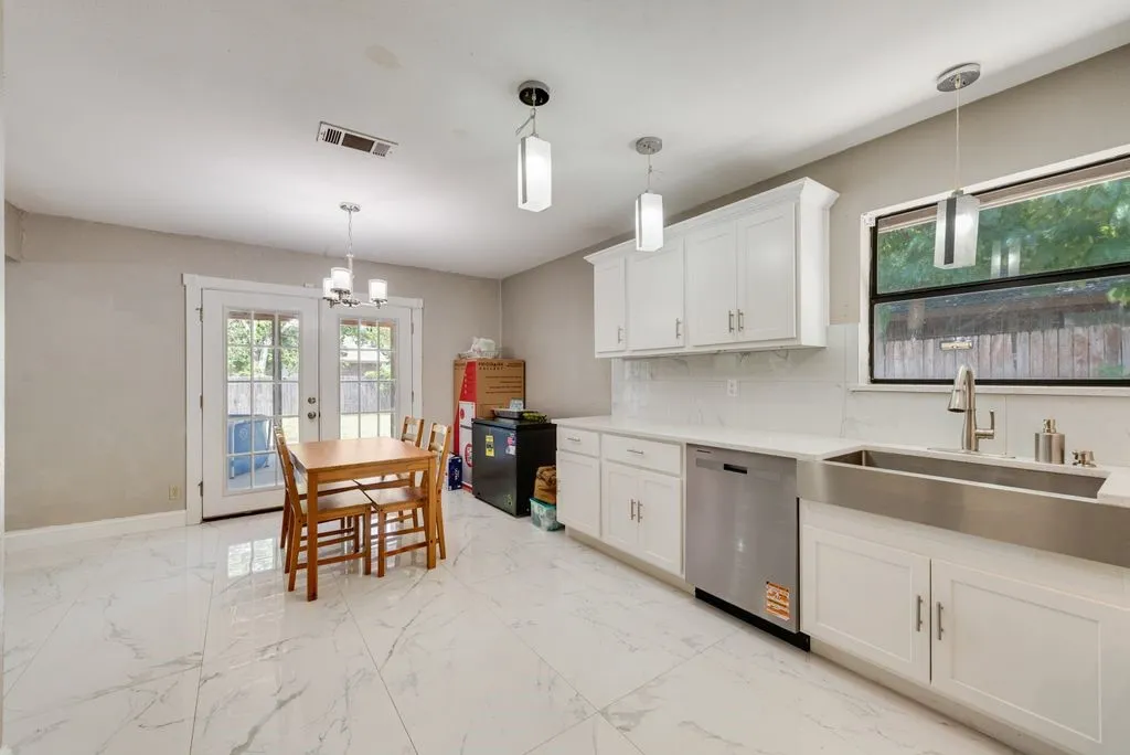 Single Family Residence For Sale in Tarrant County , 205 Freedom Lane, Arlington, Texas 76002, 4 Bedrooms, 2 Bathrooms, 2 Garage spaces, 1,614 Sqft, built in 1986, Price $275,000, mls#21310884, Real Estate Agent in Arlington, Homes For Sale in Tarrant county, Homes For Sale in Arlington, Realtor in Arlington Texas, Real Estate Brokerage Independent Realty Texas, Luminita Cordes Realtor