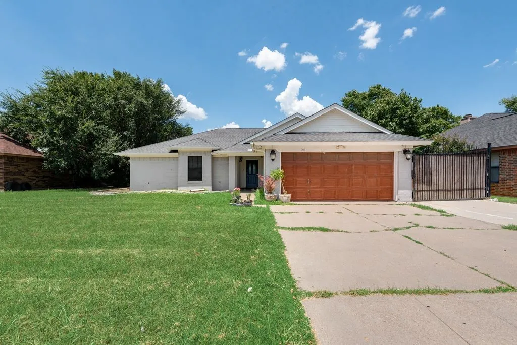 Single Family Residence For Sale in Tarrant County , 205 Freedom Lane, Arlington, Texas 76002, 4 Bedrooms, 2 Bathrooms, 2 Garage spaces, 1,614 Sqft, built in 1986, Price $275,000, mls#21310884, Real Estate Agent in Arlington, Homes For Sale in Tarrant county, Homes For Sale in Arlington, Realtor in Arlington Texas, Real Estate Brokerage Independent Realty Texas, Luminita Cordes Realtor