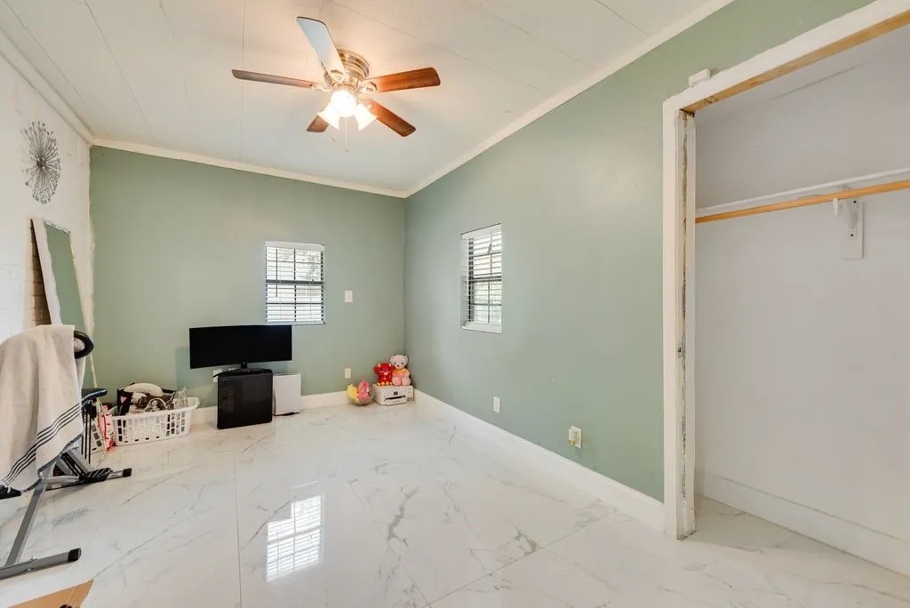 Single Family Residence For Sale in Tarrant County , 205 Freedom Lane, Arlington, Texas 76002, 4 Bedrooms, 2 Bathrooms, 2 Garage spaces, 1,614 Sqft, built in 1986, Price $275,000, mls#21310884, Real Estate Agent in Arlington, Homes For Sale in Tarrant county, Homes For Sale in Arlington, Realtor in Arlington Texas, Real Estate Brokerage Independent Realty Texas, Luminita Cordes Realtor