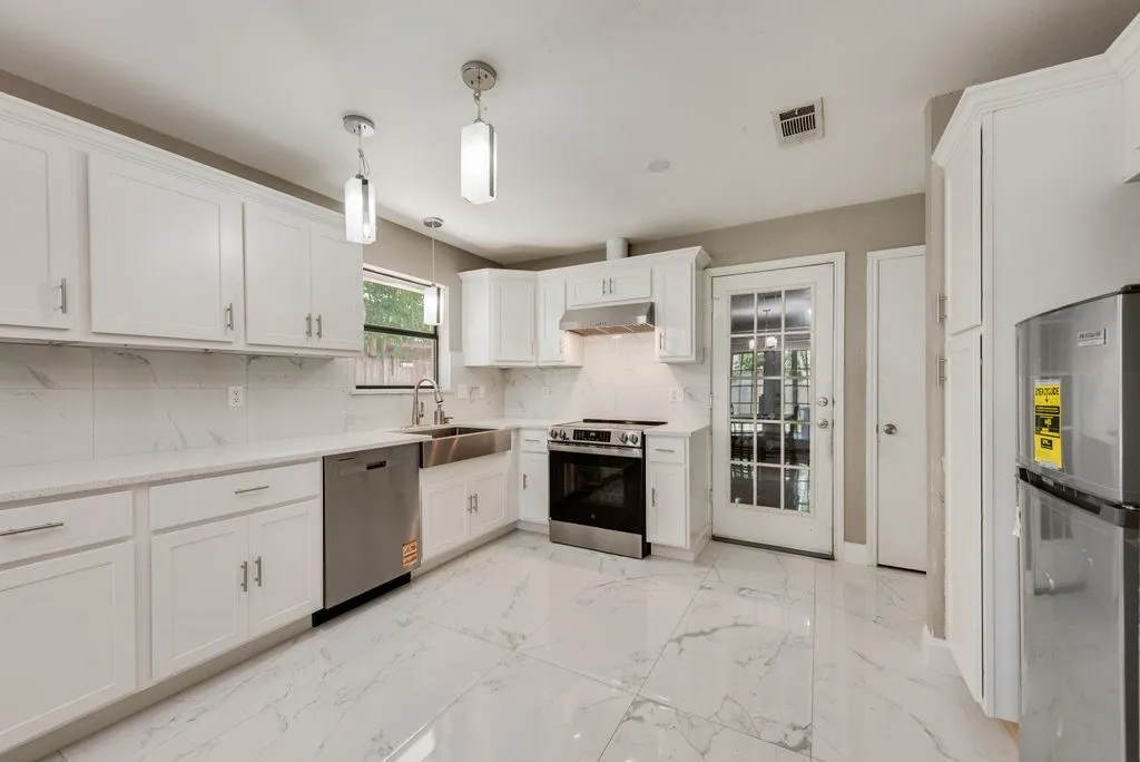 Single Family Residence For Sale in Tarrant County , 205 Freedom Lane, Arlington, Texas 76002, 4 Bedrooms, 2 Bathrooms, 2 Garage spaces, 1,614 Sqft, built in 1986, Price $275,000, mls#21310884, Real Estate Agent in Arlington, Homes For Sale in Tarrant county, Homes For Sale in Arlington, Realtor in Arlington Texas, Real Estate Brokerage Independent Realty Texas, Luminita Cordes Realtor