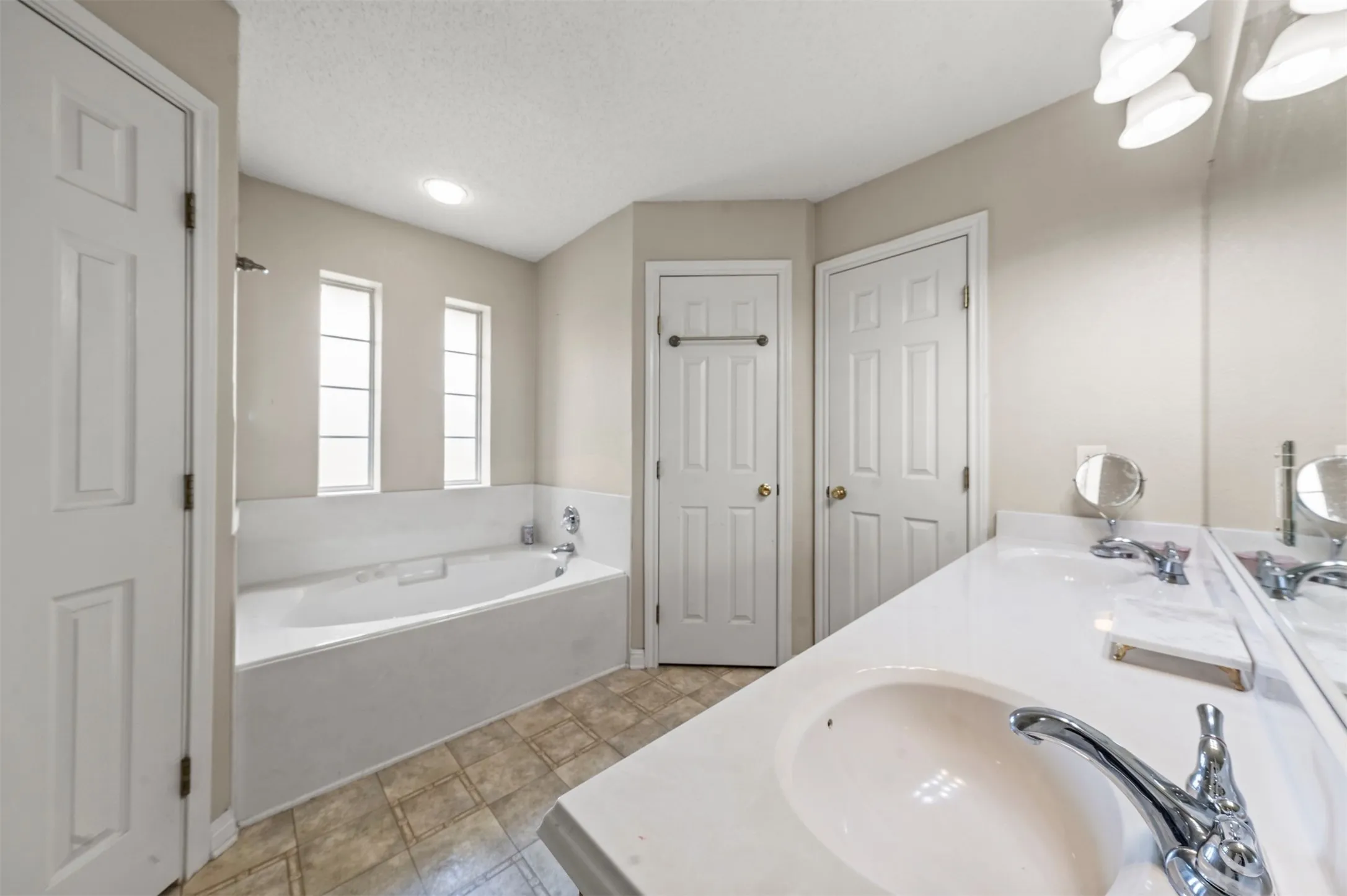 Single Family Residence For Sale in Mc Lennan County , 104 W Jade Drive, Hewitt, Texas 76643, 3 Bedrooms, 2 Bathrooms, 2 Garage spaces, 1,585 Sqft, built in 2003, Price $315,000, mls#21307579, Real Estate Agent in Hewitt, Homes For Sale in Mc Lennan county, Homes For Sale in Hewitt, Realtor in Hewitt Texas, Real Estate Brokerage Independent Realty Texas, Luminita Cordes Realtor