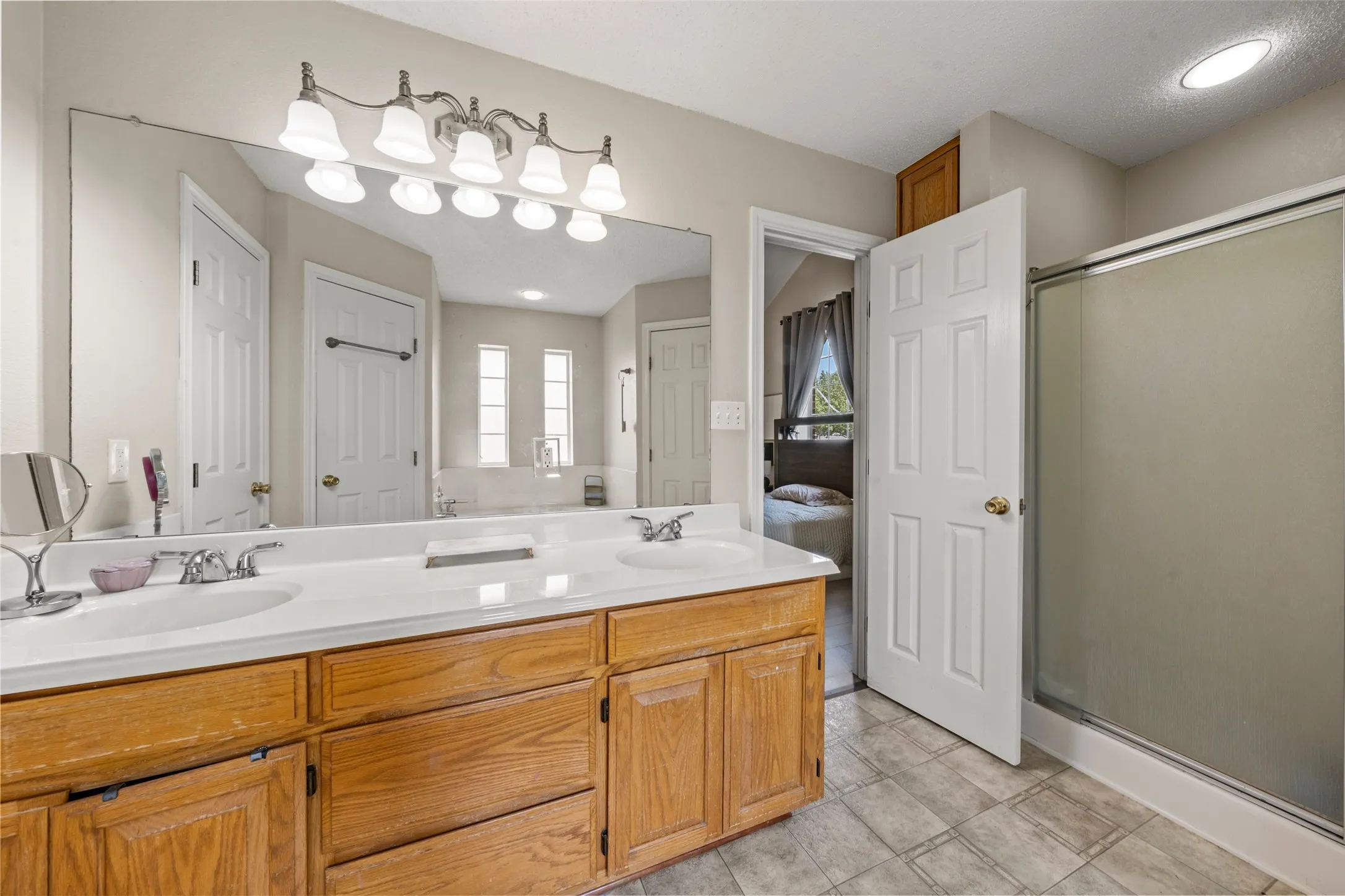 Single Family Residence For Sale in Mc Lennan County , 104 W Jade Drive, Hewitt, Texas 76643, 3 Bedrooms, 2 Bathrooms, 2 Garage spaces, 1,585 Sqft, built in 2003, Price $315,000, mls#21307579, Real Estate Agent in Hewitt, Homes For Sale in Mc Lennan county, Homes For Sale in Hewitt, Realtor in Hewitt Texas, Real Estate Brokerage Independent Realty Texas, Luminita Cordes Realtor