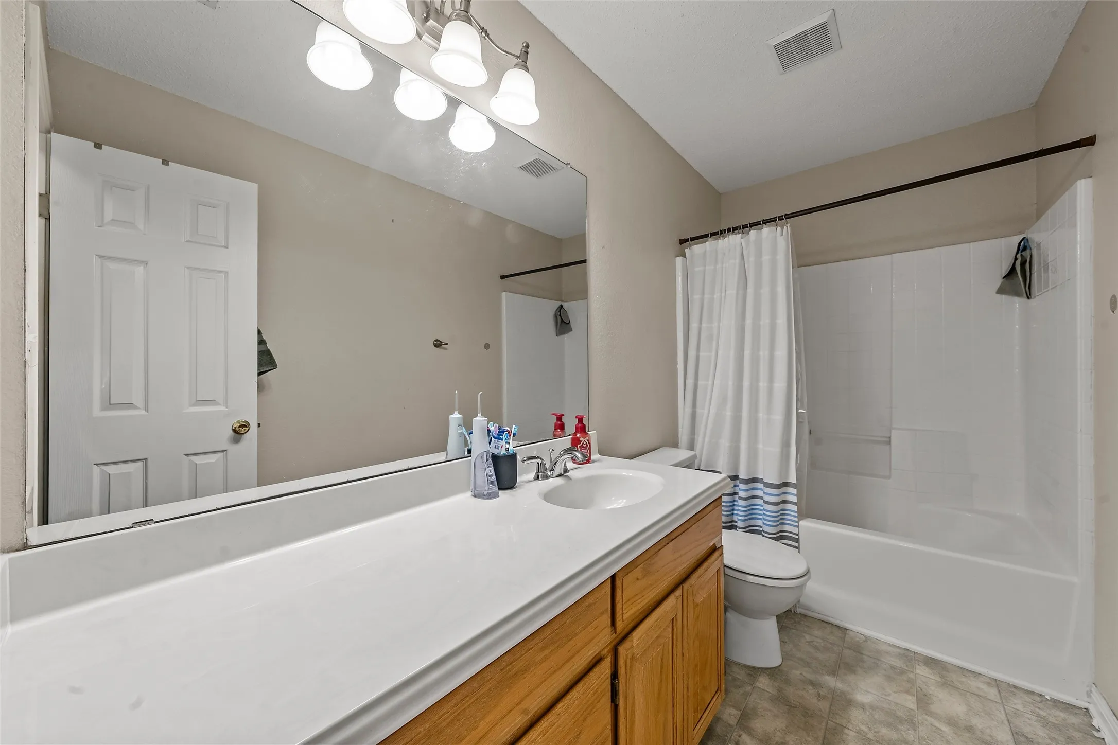 Single Family Residence For Sale in Mc Lennan County , 104 W Jade Drive, Hewitt, Texas 76643, 3 Bedrooms, 2 Bathrooms, 2 Garage spaces, 1,585 Sqft, built in 2003, Price $315,000, mls#21307579, Real Estate Agent in Hewitt, Homes For Sale in Mc Lennan county, Homes For Sale in Hewitt, Realtor in Hewitt Texas, Real Estate Brokerage Independent Realty Texas, Luminita Cordes Realtor