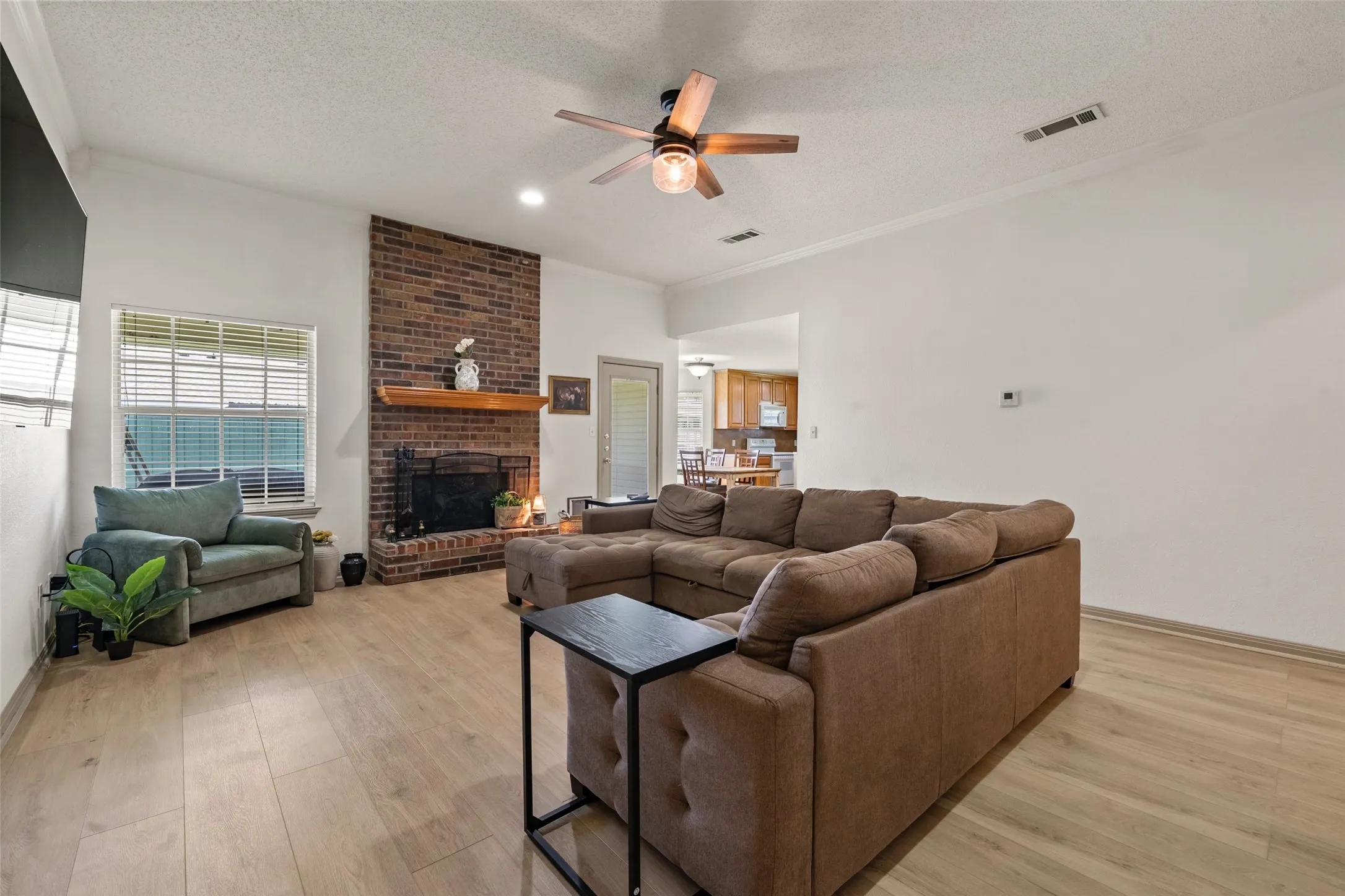 Single Family Residence For Sale in Mc Lennan County , 104 W Jade Drive, Hewitt, Texas 76643, 3 Bedrooms, 2 Bathrooms, 2 Garage spaces, 1,585 Sqft, built in 2003, Price $315,000, mls#21307579, Real Estate Agent in Hewitt, Homes For Sale in Mc Lennan county, Homes For Sale in Hewitt, Realtor in Hewitt Texas, Real Estate Brokerage Independent Realty Texas, Luminita Cordes Realtor