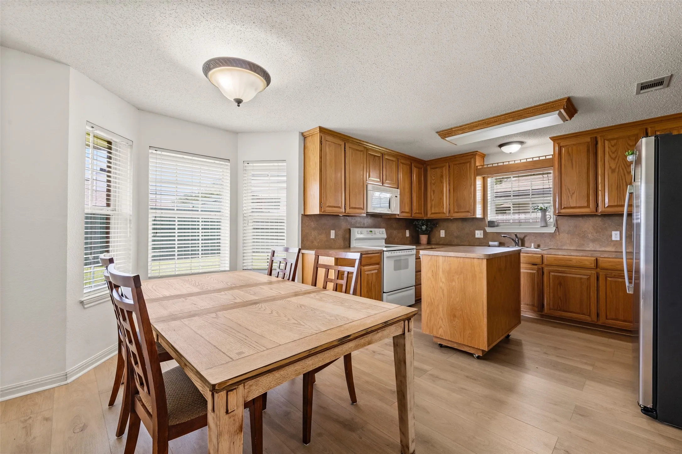 Single Family Residence For Sale in Mc Lennan County , 104 W Jade Drive, Hewitt, Texas 76643, 3 Bedrooms, 2 Bathrooms, 2 Garage spaces, 1,585 Sqft, built in 2003, Price $315,000, mls#21307579, Real Estate Agent in Hewitt, Homes For Sale in Mc Lennan county, Homes For Sale in Hewitt, Realtor in Hewitt Texas, Real Estate Brokerage Independent Realty Texas, Luminita Cordes Realtor