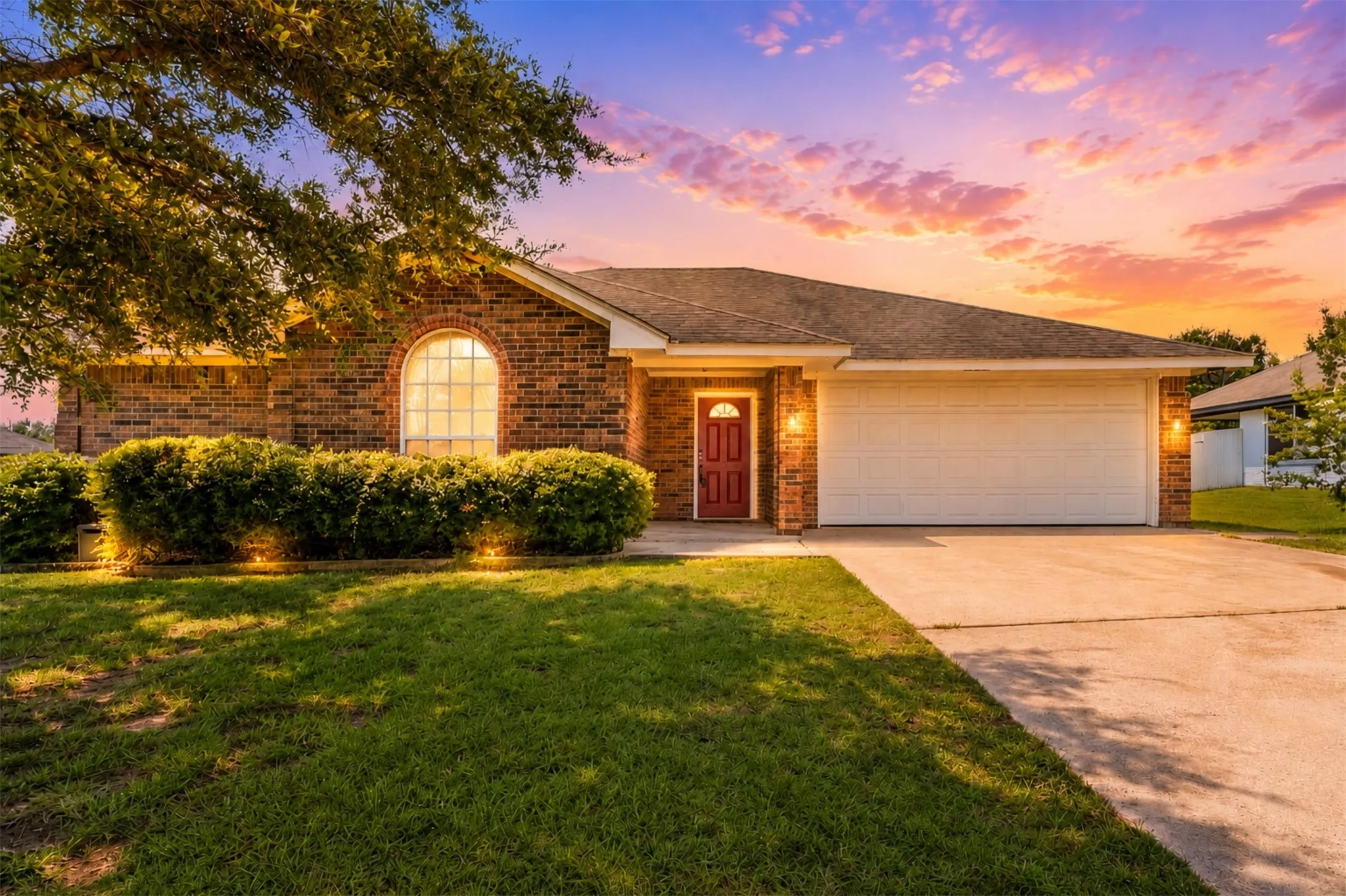 Single Family Residence For Sale in Mc Lennan County , 104 W Jade Drive, Hewitt, Texas 76643, 3 Bedrooms, 2 Bathrooms, 2 Garage spaces, 1,585 Sqft, built in 2003, Price $315,000, mls#21307579, Real Estate Agent in Hewitt, Homes For Sale in Mc Lennan county, Homes For Sale in Hewitt, Realtor in Hewitt Texas, Real Estate Brokerage Independent Realty Texas, Luminita Cordes Realtor