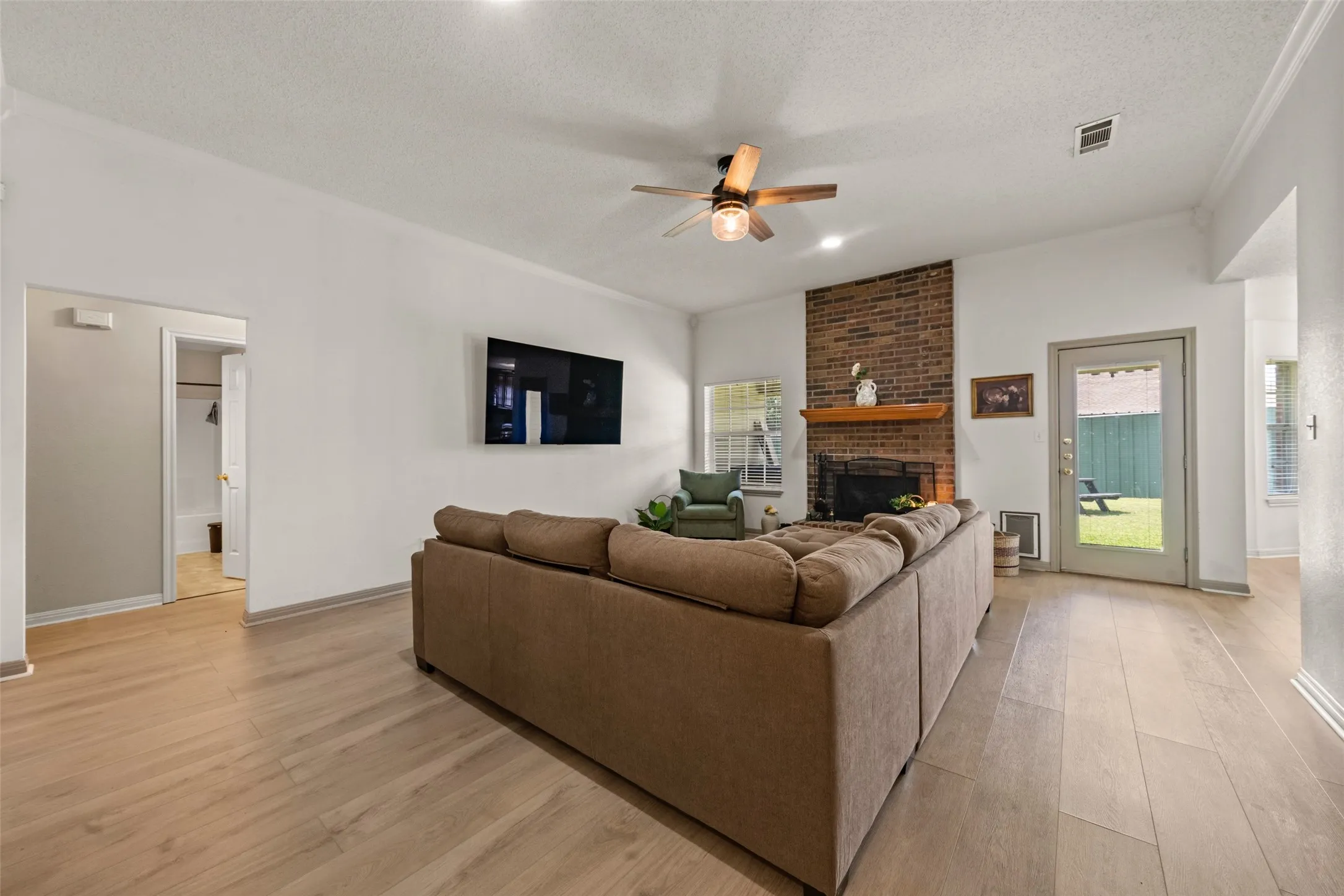 Single Family Residence For Sale in Mc Lennan County , 104 W Jade Drive, Hewitt, Texas 76643, 3 Bedrooms, 2 Bathrooms, 2 Garage spaces, 1,585 Sqft, built in 2003, Price $315,000, mls#21307579, Real Estate Agent in Hewitt, Homes For Sale in Mc Lennan county, Homes For Sale in Hewitt, Realtor in Hewitt Texas, Real Estate Brokerage Independent Realty Texas, Luminita Cordes Realtor