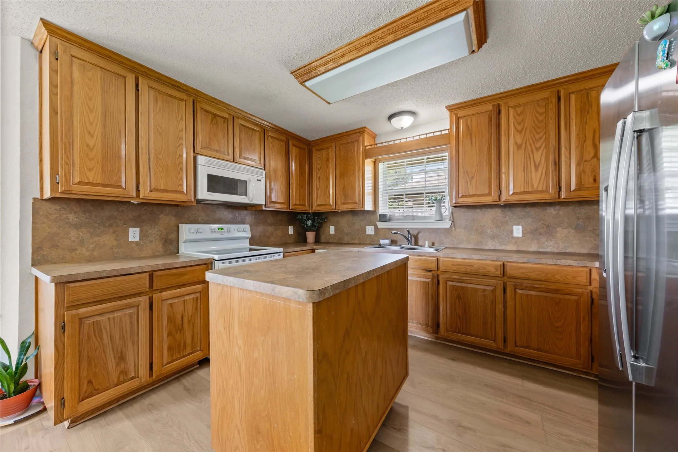 Single Family Residence For Sale in Mc Lennan County , 104 W Jade Drive, Hewitt, Texas 76643, 3 Bedrooms, 2 Bathrooms, 2 Garage spaces, 1,585 Sqft, built in 2003, Price $315,000, mls#21307579, Real Estate Agent in Hewitt, Homes For Sale in Mc Lennan county, Homes For Sale in Hewitt, Realtor in Hewitt Texas, Real Estate Brokerage Independent Realty Texas, Luminita Cordes Realtor