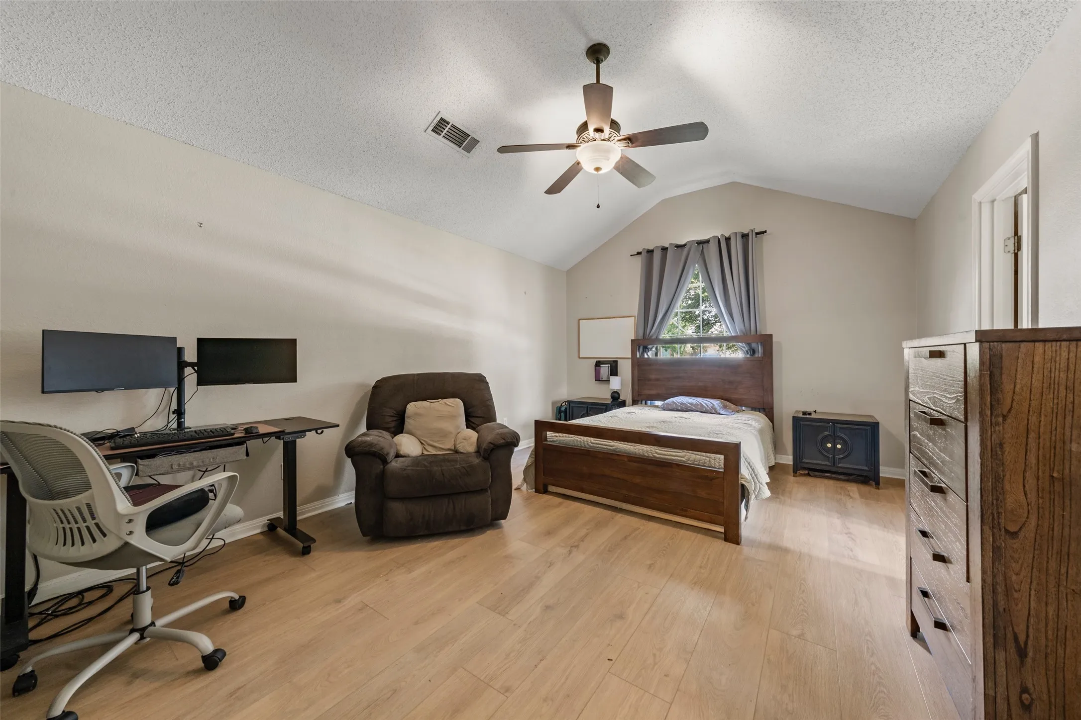 Single Family Residence For Sale in Mc Lennan County , 104 W Jade Drive, Hewitt, Texas 76643, 3 Bedrooms, 2 Bathrooms, 2 Garage spaces, 1,585 Sqft, built in 2003, Price $315,000, mls#21307579, Real Estate Agent in Hewitt, Homes For Sale in Mc Lennan county, Homes For Sale in Hewitt, Realtor in Hewitt Texas, Real Estate Brokerage Independent Realty Texas, Luminita Cordes Realtor