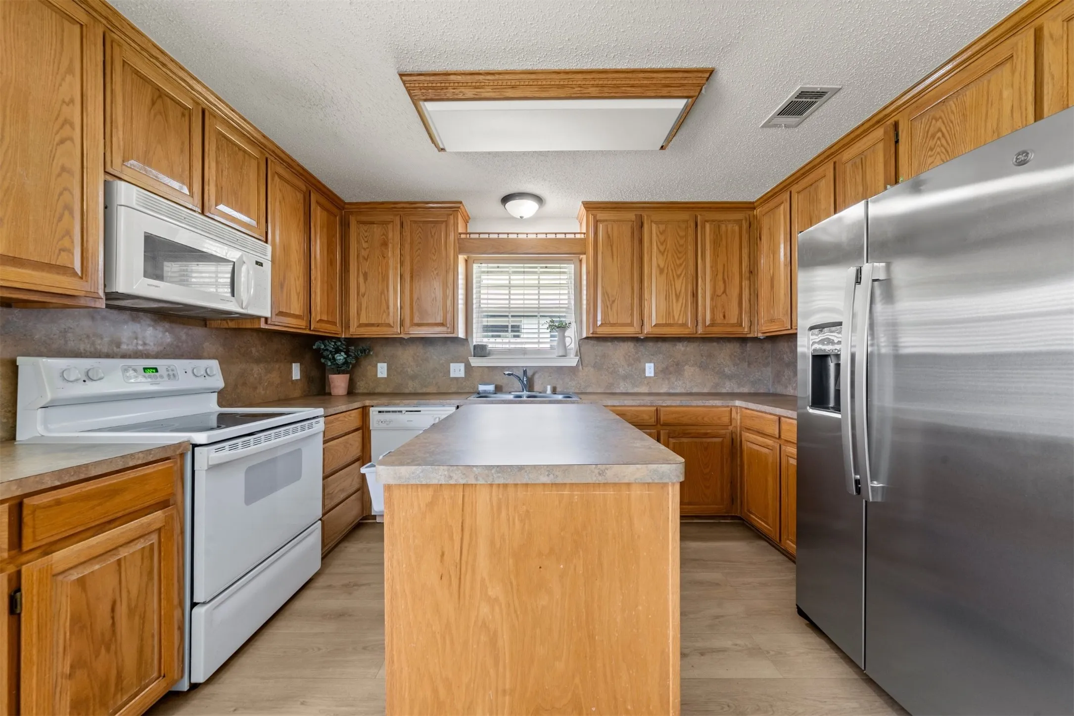 Single Family Residence For Sale in Mc Lennan County , 104 W Jade Drive, Hewitt, Texas 76643, 3 Bedrooms, 2 Bathrooms, 2 Garage spaces, 1,585 Sqft, built in 2003, Price $315,000, mls#21307579, Real Estate Agent in Hewitt, Homes For Sale in Mc Lennan county, Homes For Sale in Hewitt, Realtor in Hewitt Texas, Real Estate Brokerage Independent Realty Texas, Luminita Cordes Realtor