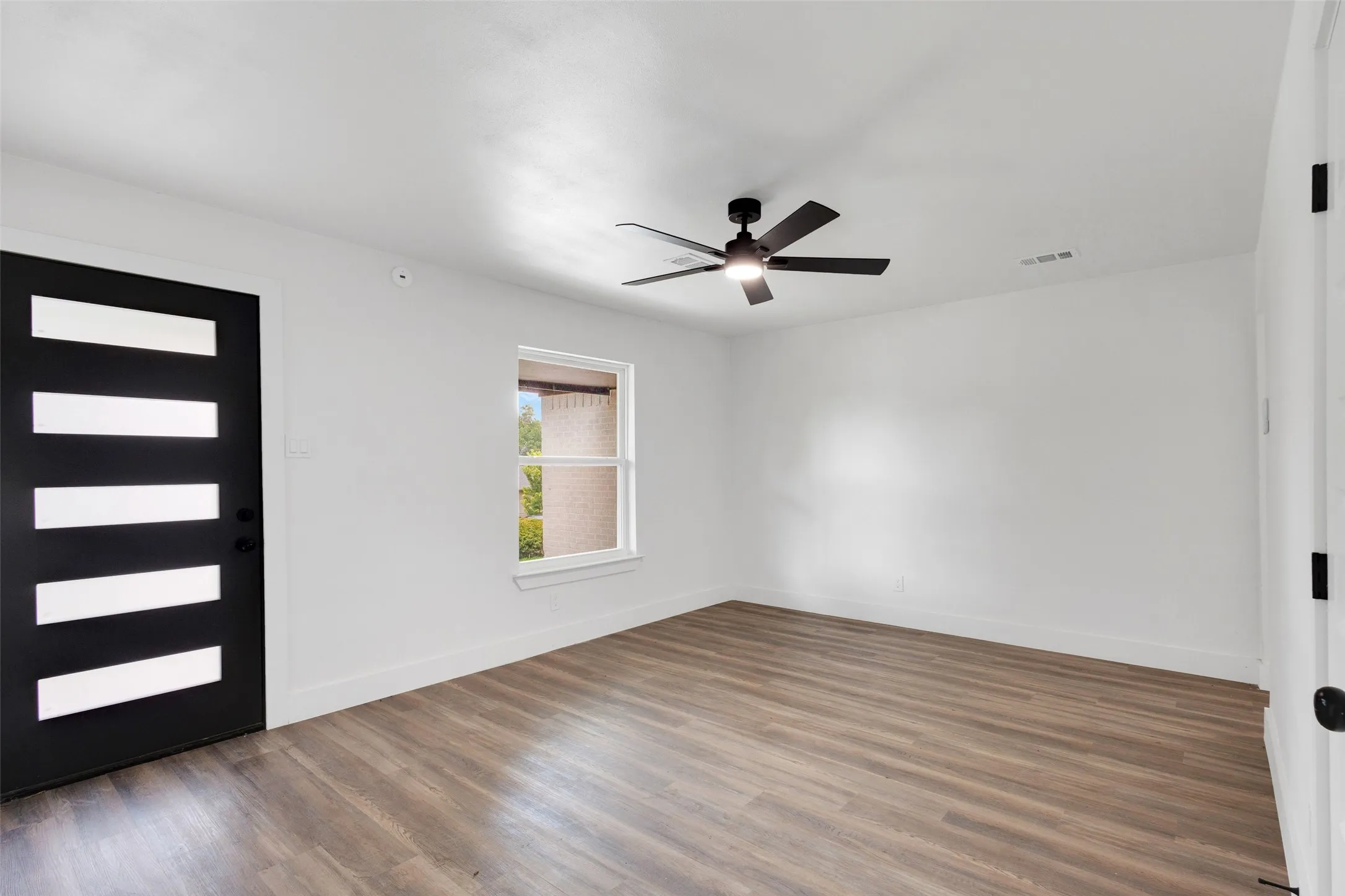 Single Family Residence For Sale in Dallas County , 2648 Springvale Drive, Farmers Branch, Texas 75234, 3 Bedroom, 1 Bathroom, 1 Garage spaces, 1,025 Sqft, built in 1957, mls#21307031, Real Estate Agent in Farmers Branch, Homes For Sale in Dallas county, Homes For Sale in Farmers Branch, Realtor in Farmers Branch Texas, Real Estate Brokerage Independent Realty Texas, Luminita Cordes Realtor
