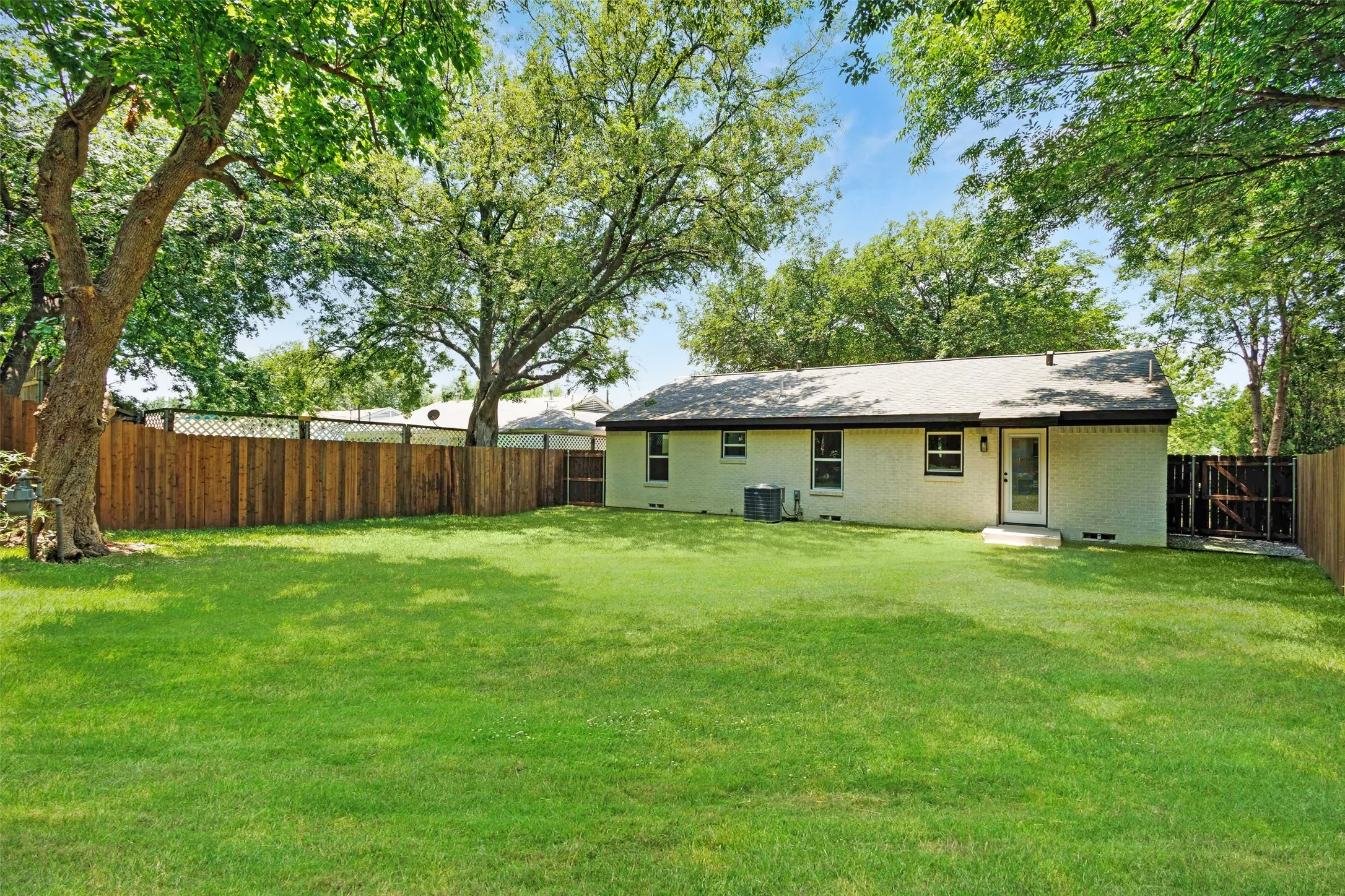 Single Family Residence For Sale in Dallas County , 2648 Springvale Drive, Farmers Branch, Texas 75234, 3 Bedroom, 1 Bathroom, 1 Garage spaces, 1,025 Sqft, built in 1957, mls#21307031, Real Estate Agent in Farmers Branch, Homes For Sale in Dallas county, Homes For Sale in Farmers Branch, Realtor in Farmers Branch Texas, Real Estate Brokerage Independent Realty Texas, Luminita Cordes Realtor