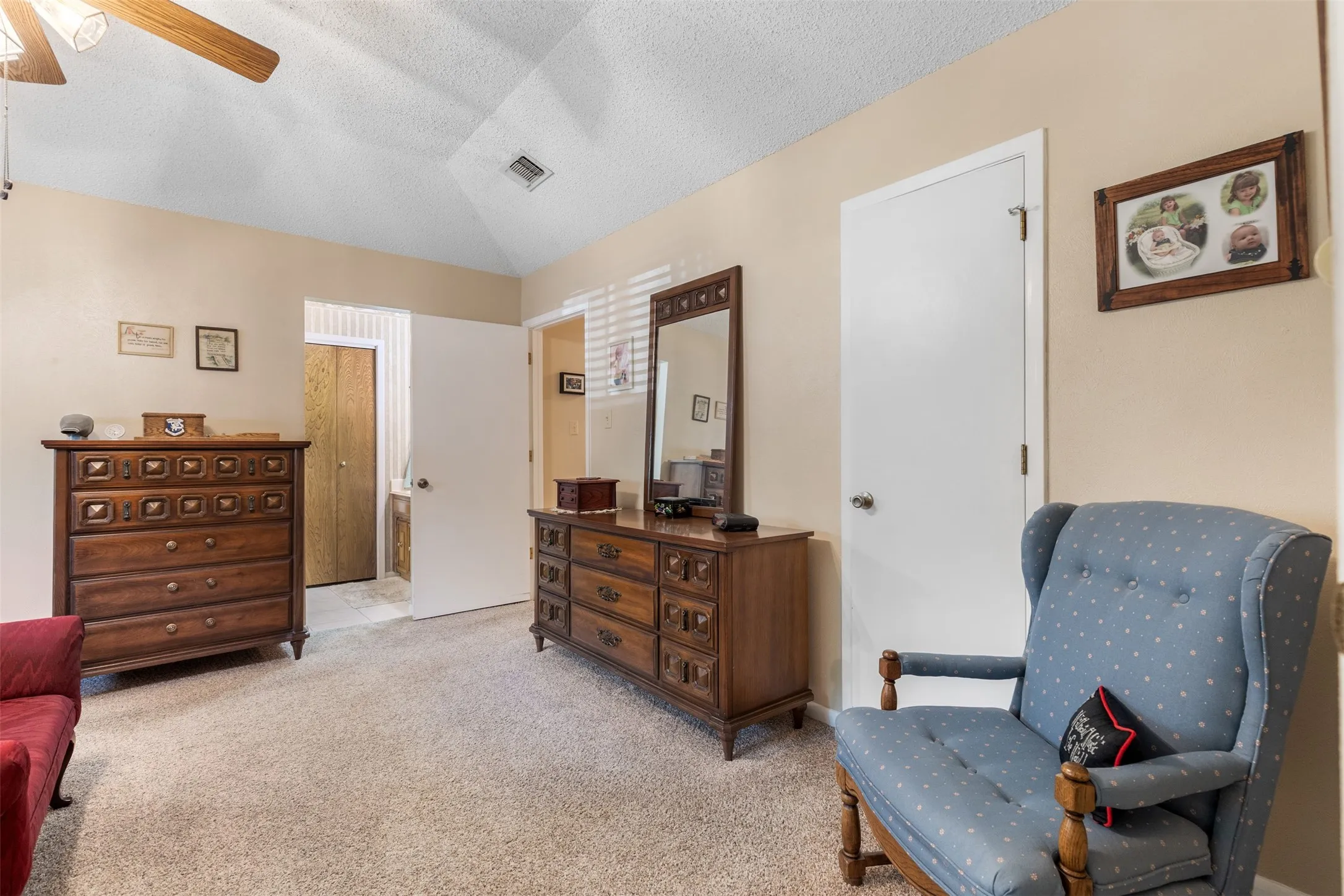 Single Family Residence For Sale in Grayson County , 804 Holland Drive, Denison, Texas 75020, 4 Bedroom, 3 Bathroom, 2 Garage spaces, 2,748 Sqft, built in 1973, mls#21309404, Real Estate Agent in Denison, Homes For Sale in Grayson county, Homes For Sale in Denison, Realtor in Denison Texas, Real Estate Brokerage Independent Realty Texas, Luminita Cordes Realtor
