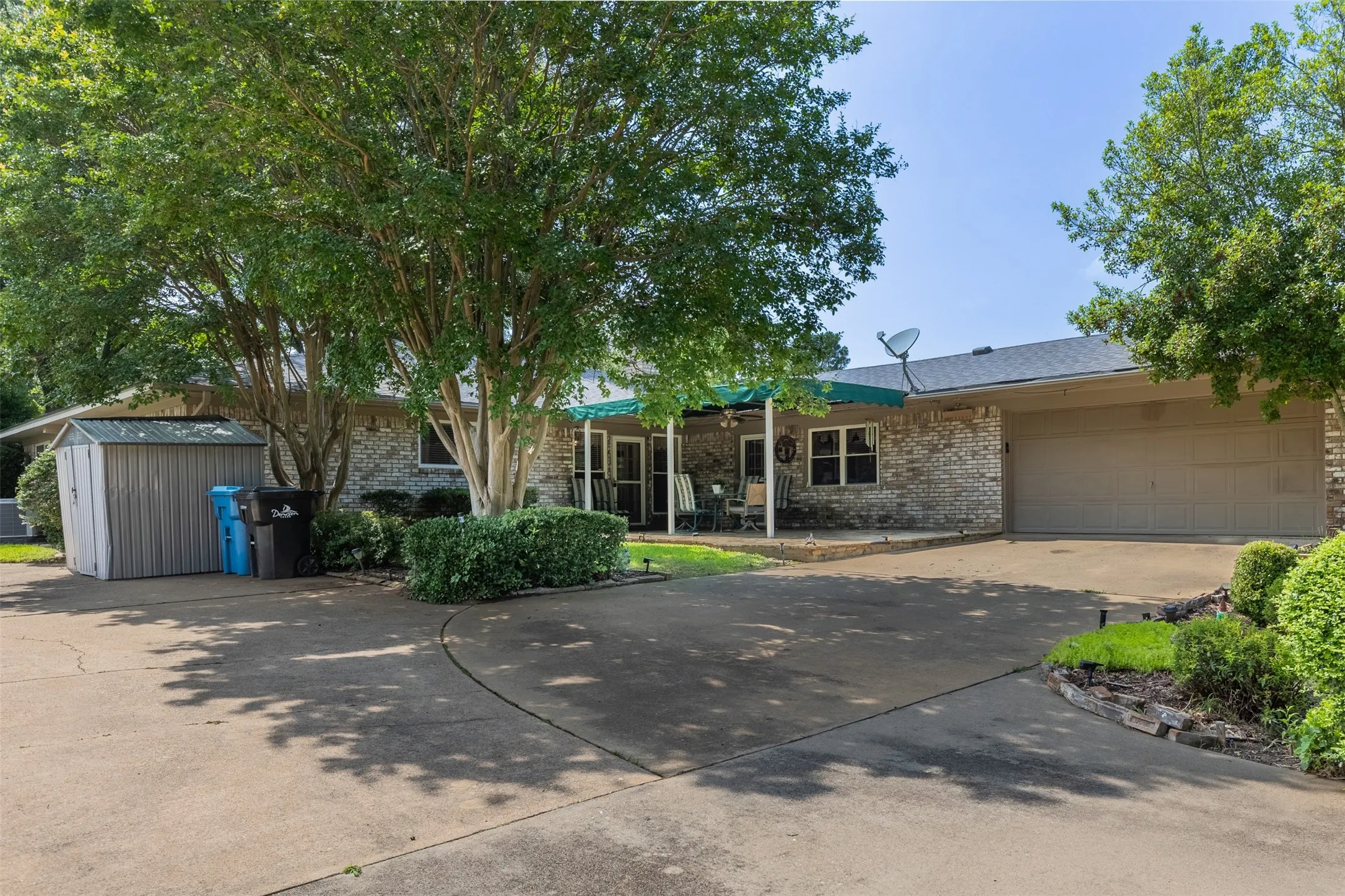 Single Family Residence For Sale in Grayson County , 804 Holland Drive, Denison, Texas 75020, 4 Bedroom, 3 Bathroom, 2 Garage spaces, 2,748 Sqft, built in 1973, mls#21309404, Real Estate Agent in Denison, Homes For Sale in Grayson county, Homes For Sale in Denison, Realtor in Denison Texas, Real Estate Brokerage Independent Realty Texas, Luminita Cordes Realtor