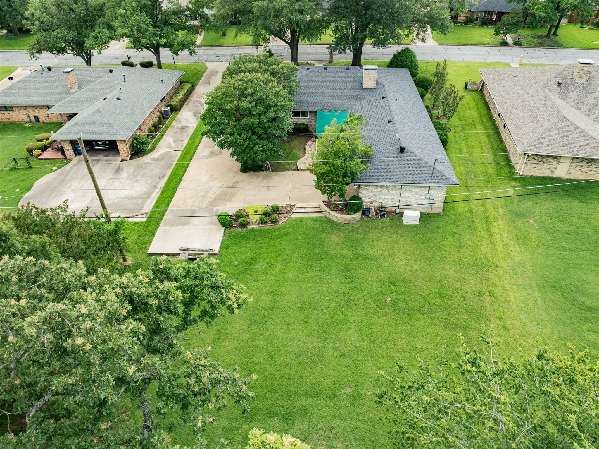 Single Family Residence For Sale in Grayson County , 804 Holland Drive, Denison, Texas 75020, 4 Bedroom, 3 Bathroom, 2 Garage spaces, 2,748 Sqft, built in 1973, mls#21309404, Real Estate Agent in Denison, Homes For Sale in Grayson county, Homes For Sale in Denison, Realtor in Denison Texas, Real Estate Brokerage Independent Realty Texas, Luminita Cordes Realtor