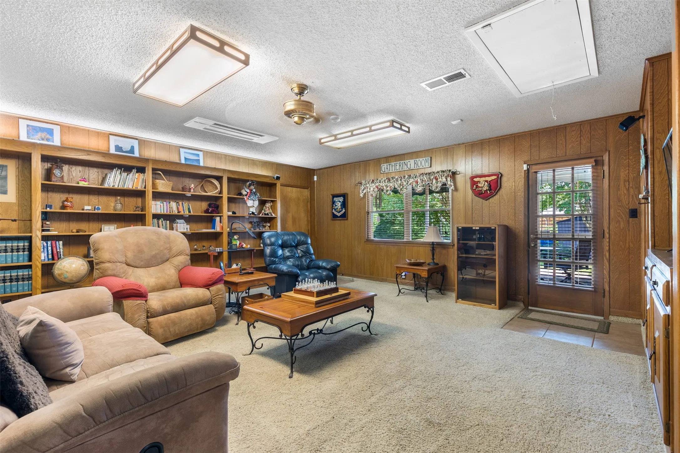 Single Family Residence For Sale in Grayson County , 804 Holland Drive, Denison, Texas 75020, 4 Bedroom, 3 Bathroom, 2 Garage spaces, 2,748 Sqft, built in 1973, mls#21309404, Real Estate Agent in Denison, Homes For Sale in Grayson county, Homes For Sale in Denison, Realtor in Denison Texas, Real Estate Brokerage Independent Realty Texas, Luminita Cordes Realtor