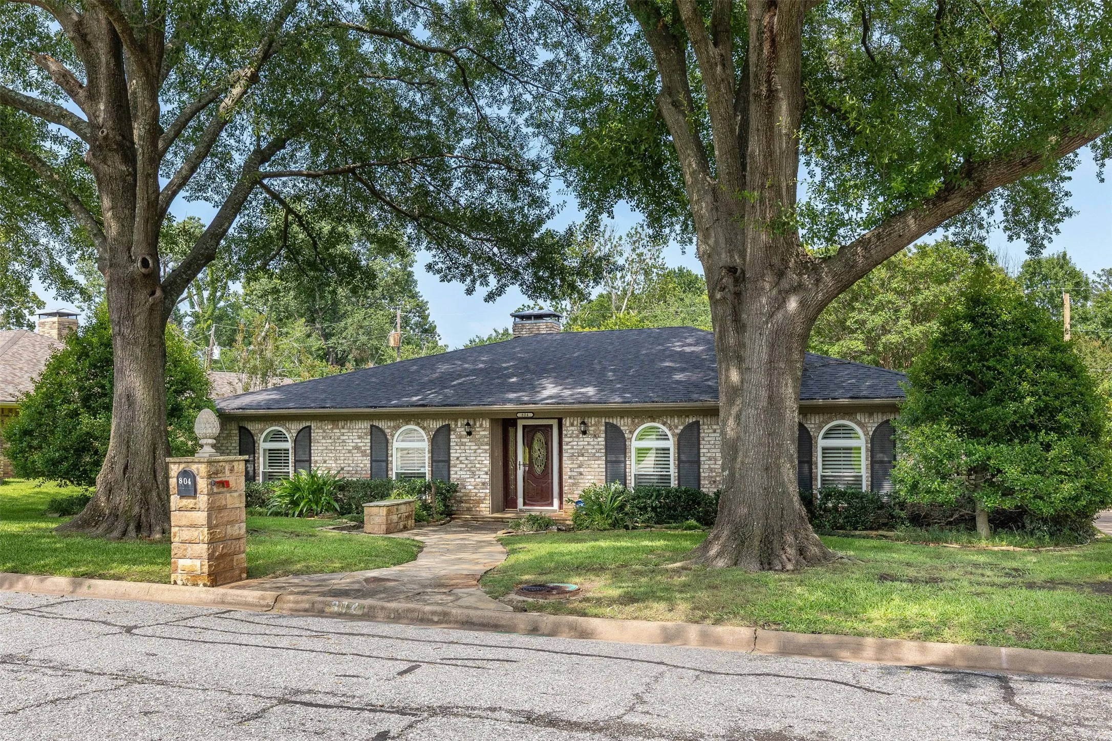 Single Family Residence For Sale in Grayson County , 804 Holland Drive, Denison, Texas 75020, 4 Bedroom, 3 Bathroom, 2 Garage spaces, 2,748 Sqft, built in 1973, mls#21309404, Real Estate Agent in Denison, Homes For Sale in Grayson county, Homes For Sale in Denison, Realtor in Denison Texas, Real Estate Brokerage Independent Realty Texas, Luminita Cordes Realtor