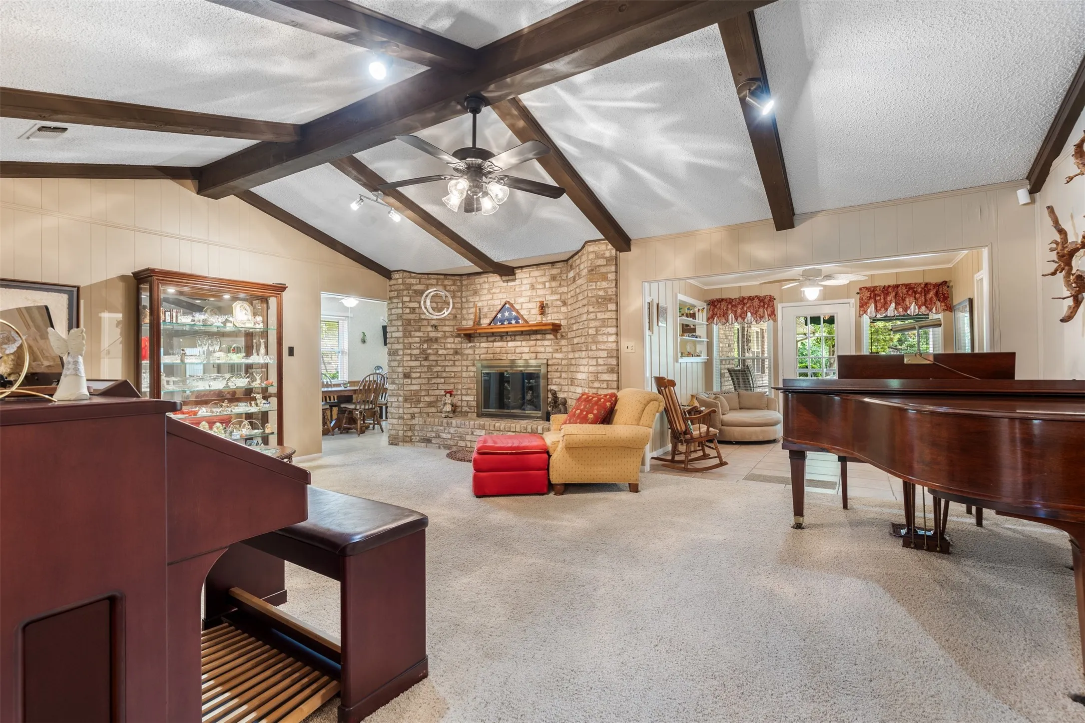 Single Family Residence For Sale in Grayson County , 804 Holland Drive, Denison, Texas 75020, 4 Bedroom, 3 Bathroom, 2 Garage spaces, 2,748 Sqft, built in 1973, mls#21309404, Real Estate Agent in Denison, Homes For Sale in Grayson county, Homes For Sale in Denison, Realtor in Denison Texas, Real Estate Brokerage Independent Realty Texas, Luminita Cordes Realtor