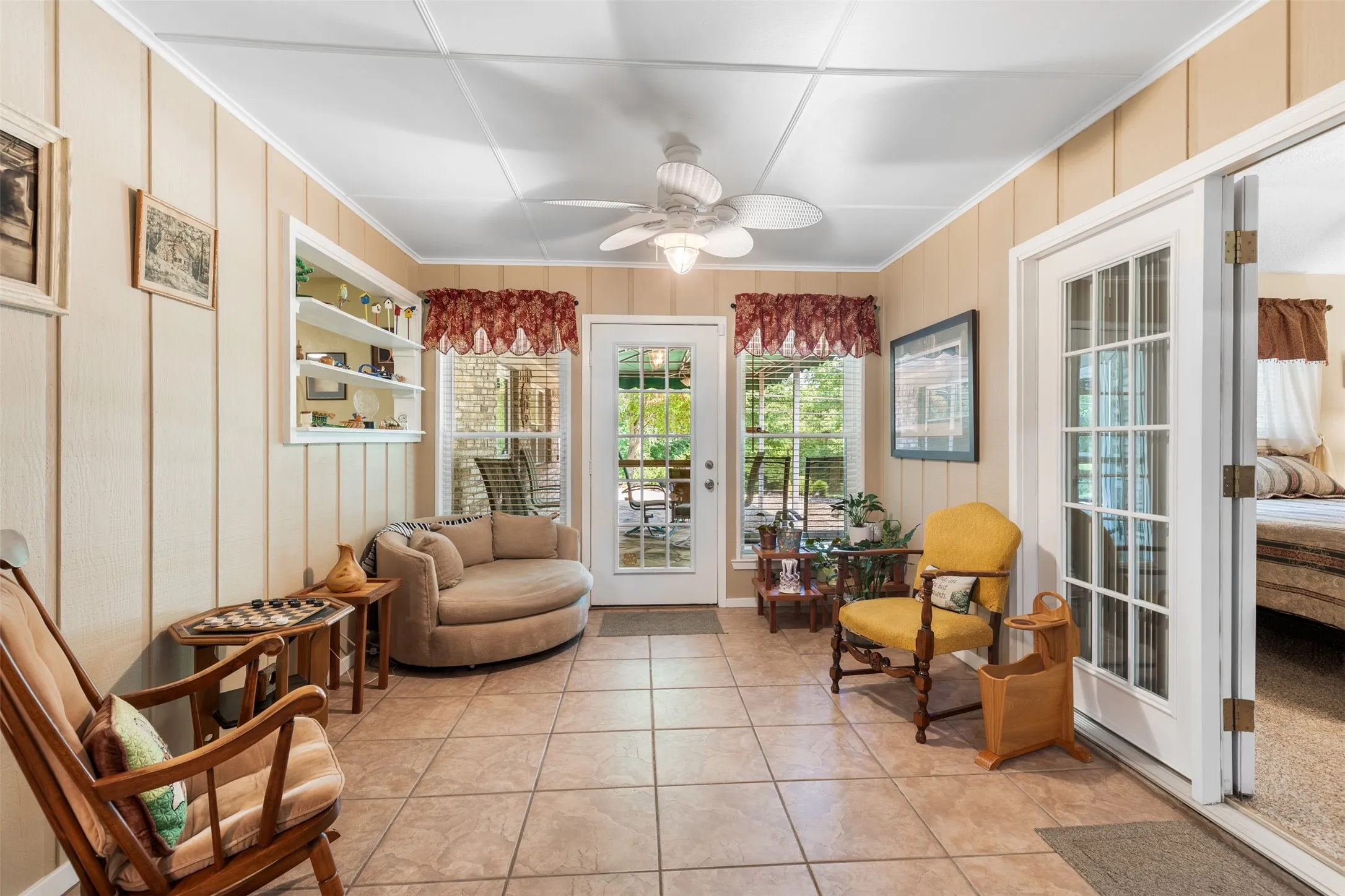 Single Family Residence For Sale in Grayson County , 804 Holland Drive, Denison, Texas 75020, 4 Bedroom, 3 Bathroom, 2 Garage spaces, 2,748 Sqft, built in 1973, mls#21309404, Real Estate Agent in Denison, Homes For Sale in Grayson county, Homes For Sale in Denison, Realtor in Denison Texas, Real Estate Brokerage Independent Realty Texas, Luminita Cordes Realtor