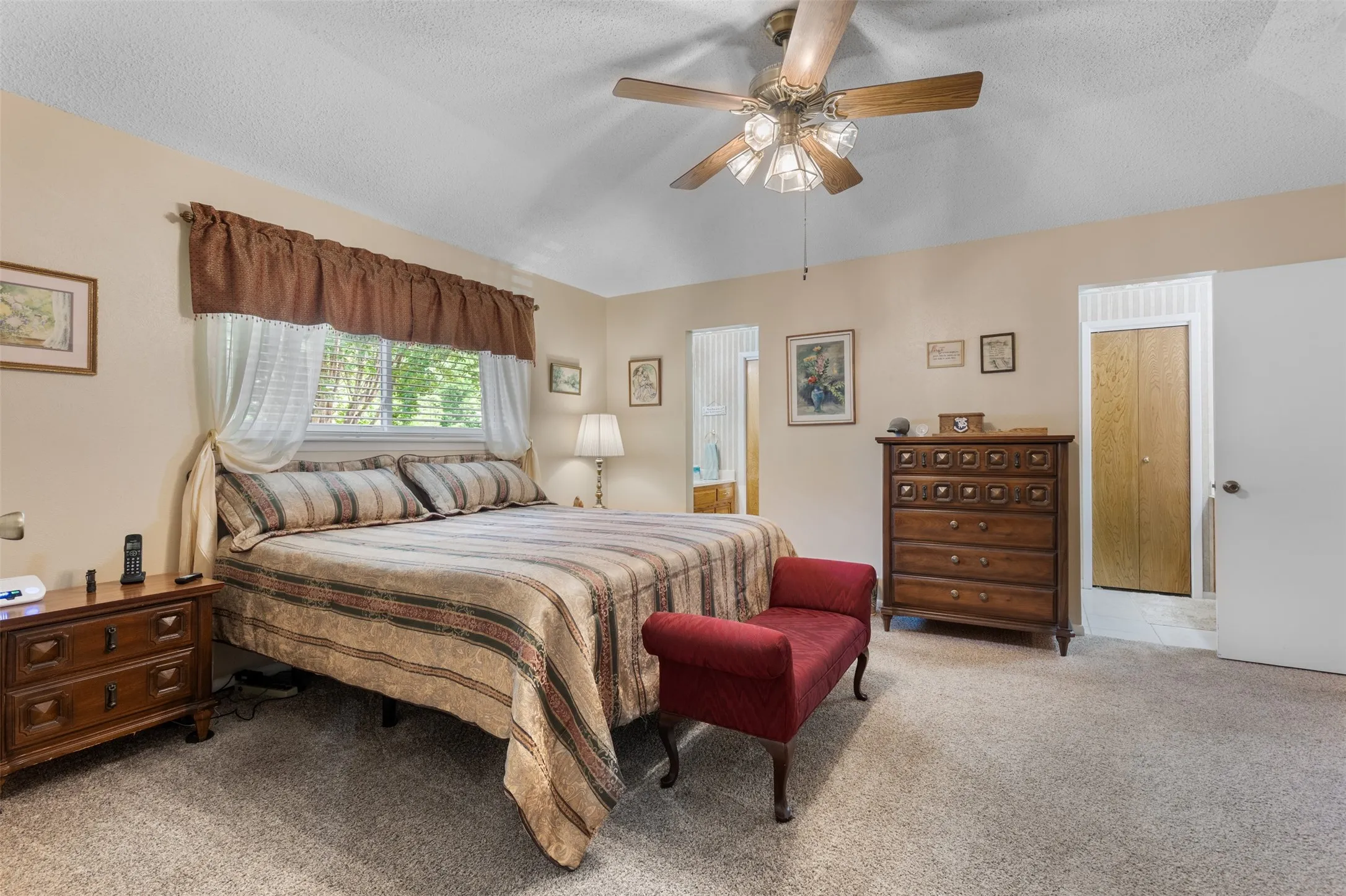 Single Family Residence For Sale in Grayson County , 804 Holland Drive, Denison, Texas 75020, 4 Bedroom, 3 Bathroom, 2 Garage spaces, 2,748 Sqft, built in 1973, mls#21309404, Real Estate Agent in Denison, Homes For Sale in Grayson county, Homes For Sale in Denison, Realtor in Denison Texas, Real Estate Brokerage Independent Realty Texas, Luminita Cordes Realtor