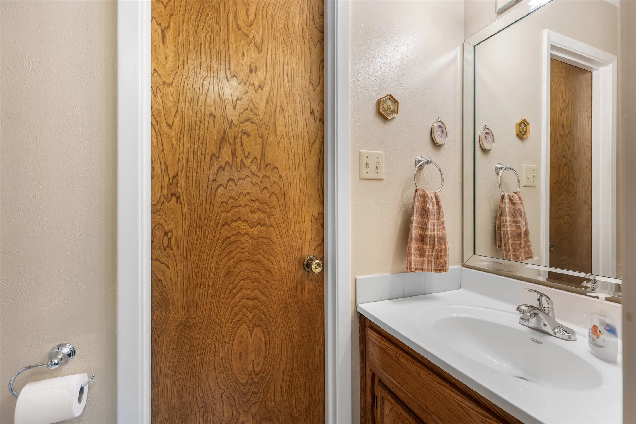 Single Family Residence For Sale in Grayson County , 804 Holland Drive, Denison, Texas 75020, 4 Bedroom, 3 Bathroom, 2 Garage spaces, 2,748 Sqft, built in 1973, mls#21309404, Real Estate Agent in Denison, Homes For Sale in Grayson county, Homes For Sale in Denison, Realtor in Denison Texas, Real Estate Brokerage Independent Realty Texas, Luminita Cordes Realtor