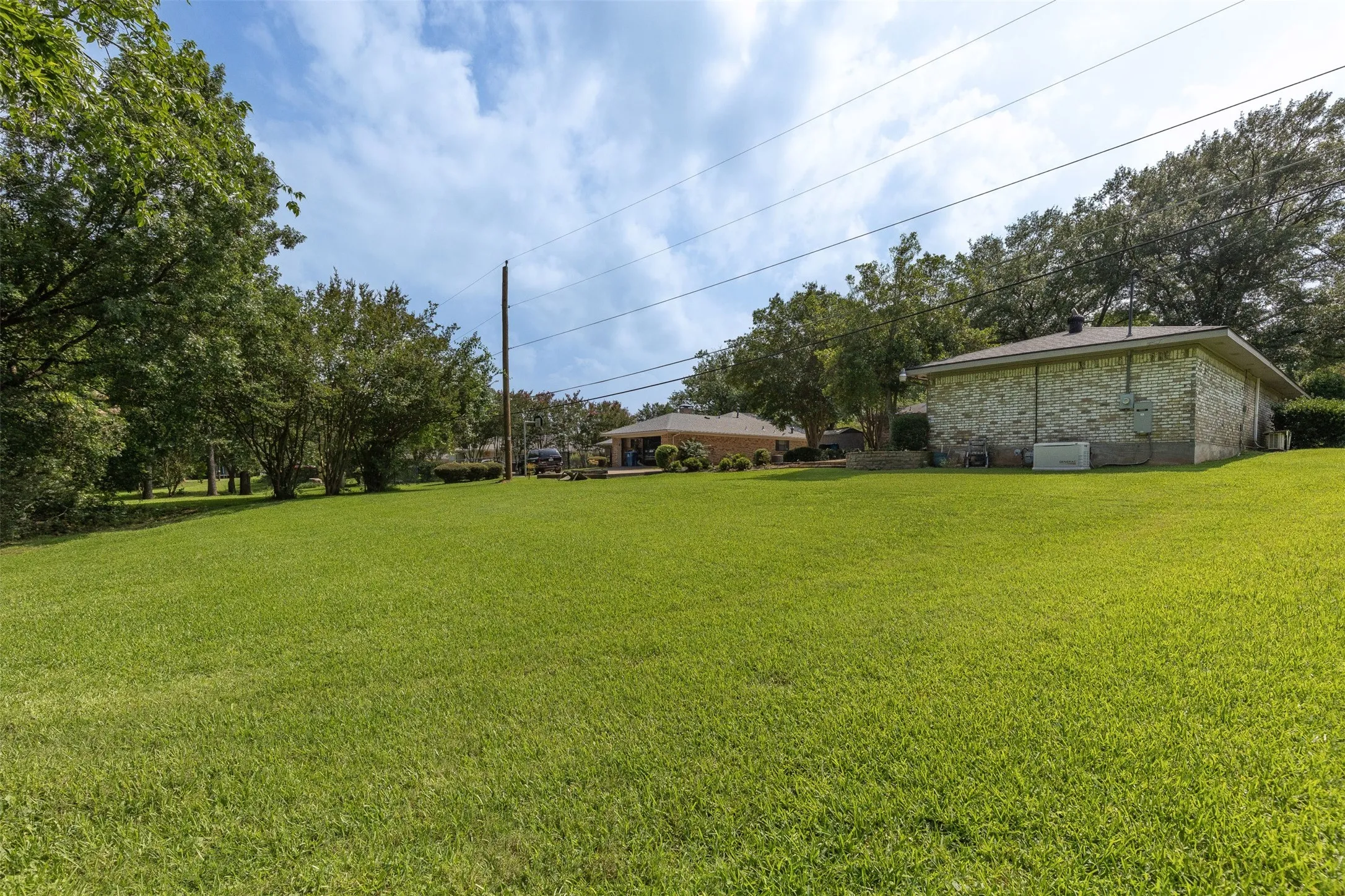 Single Family Residence For Sale in Grayson County , 804 Holland Drive, Denison, Texas 75020, 4 Bedroom, 3 Bathroom, 2 Garage spaces, 2,748 Sqft, built in 1973, mls#21309404, Real Estate Agent in Denison, Homes For Sale in Grayson county, Homes For Sale in Denison, Realtor in Denison Texas, Real Estate Brokerage Independent Realty Texas, Luminita Cordes Realtor