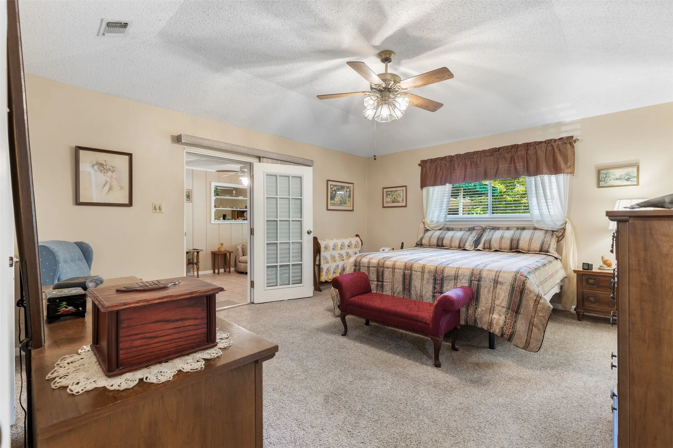 Single Family Residence For Sale in Grayson County , 804 Holland Drive, Denison, Texas 75020, 4 Bedroom, 3 Bathroom, 2 Garage spaces, 2,748 Sqft, built in 1973, mls#21309404, Real Estate Agent in Denison, Homes For Sale in Grayson county, Homes For Sale in Denison, Realtor in Denison Texas, Real Estate Brokerage Independent Realty Texas, Luminita Cordes Realtor