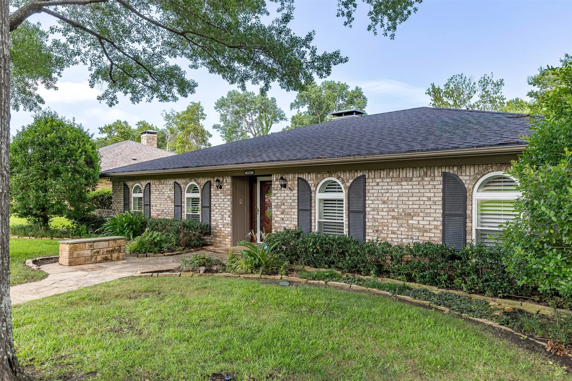 Single Family Residence For Sale in Grayson County , 804 Holland Drive, Denison, Texas 75020, 4 Bedroom, 3 Bathroom, 2 Garage spaces, 2,748 Sqft, built in 1973, mls#21309404, Real Estate Agent in Denison, Homes For Sale in Grayson county, Homes For Sale in Denison, Realtor in Denison Texas, Real Estate Brokerage Independent Realty Texas, Luminita Cordes Realtor