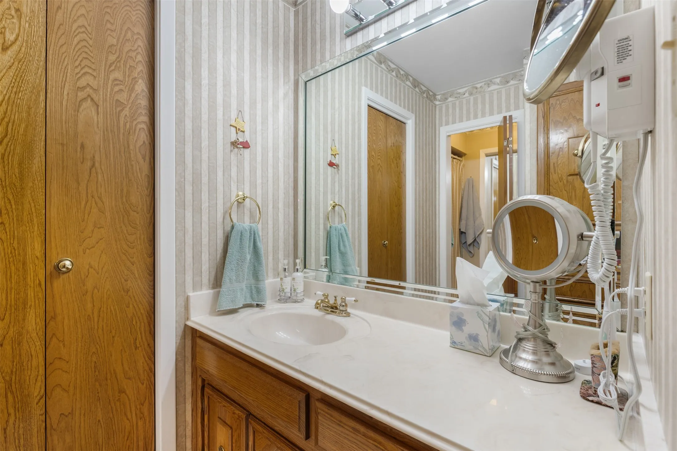 Single Family Residence For Sale in Grayson County , 804 Holland Drive, Denison, Texas 75020, 4 Bedroom, 3 Bathroom, 2 Garage spaces, 2,748 Sqft, built in 1973, mls#21309404, Real Estate Agent in Denison, Homes For Sale in Grayson county, Homes For Sale in Denison, Realtor in Denison Texas, Real Estate Brokerage Independent Realty Texas, Luminita Cordes Realtor