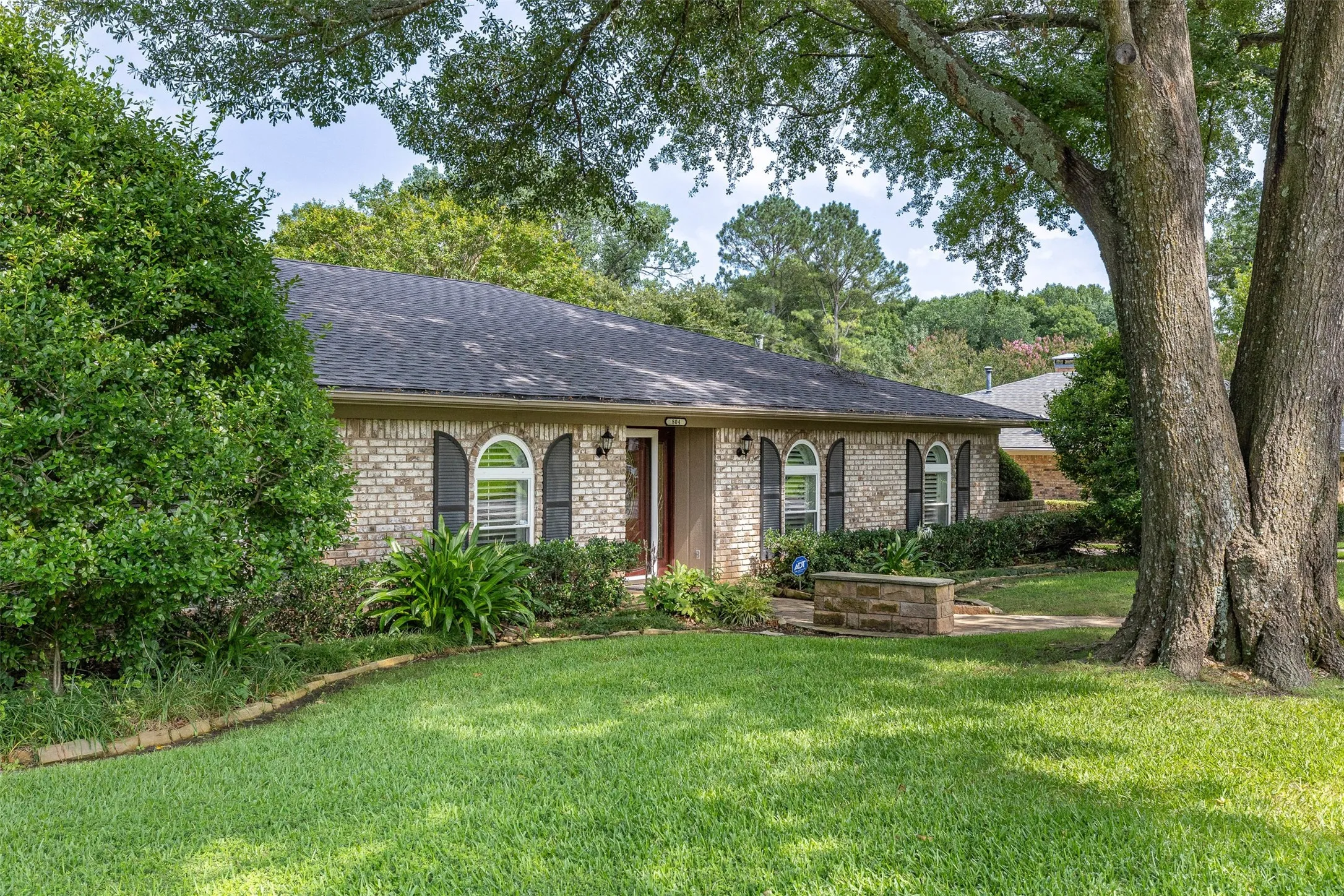 Single Family Residence For Sale in Grayson County , 804 Holland Drive, Denison, Texas 75020, 4 Bedroom, 3 Bathroom, 2 Garage spaces, 2,748 Sqft, built in 1973, mls#21309404, Real Estate Agent in Denison, Homes For Sale in Grayson county, Homes For Sale in Denison, Realtor in Denison Texas, Real Estate Brokerage Independent Realty Texas, Luminita Cordes Realtor