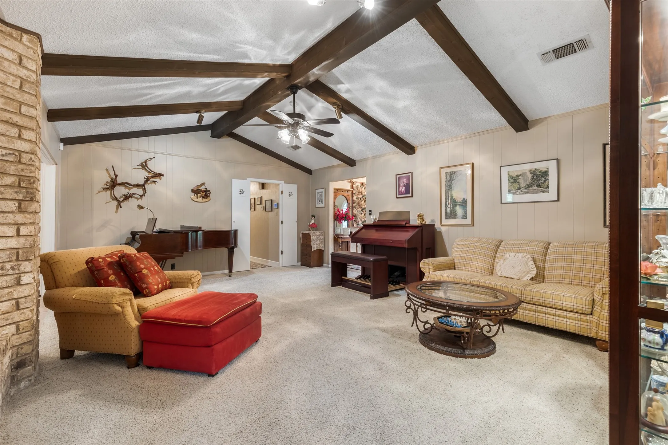 Single Family Residence For Sale in Grayson County , 804 Holland Drive, Denison, Texas 75020, 4 Bedroom, 3 Bathroom, 2 Garage spaces, 2,748 Sqft, built in 1973, mls#21309404, Real Estate Agent in Denison, Homes For Sale in Grayson county, Homes For Sale in Denison, Realtor in Denison Texas, Real Estate Brokerage Independent Realty Texas, Luminita Cordes Realtor