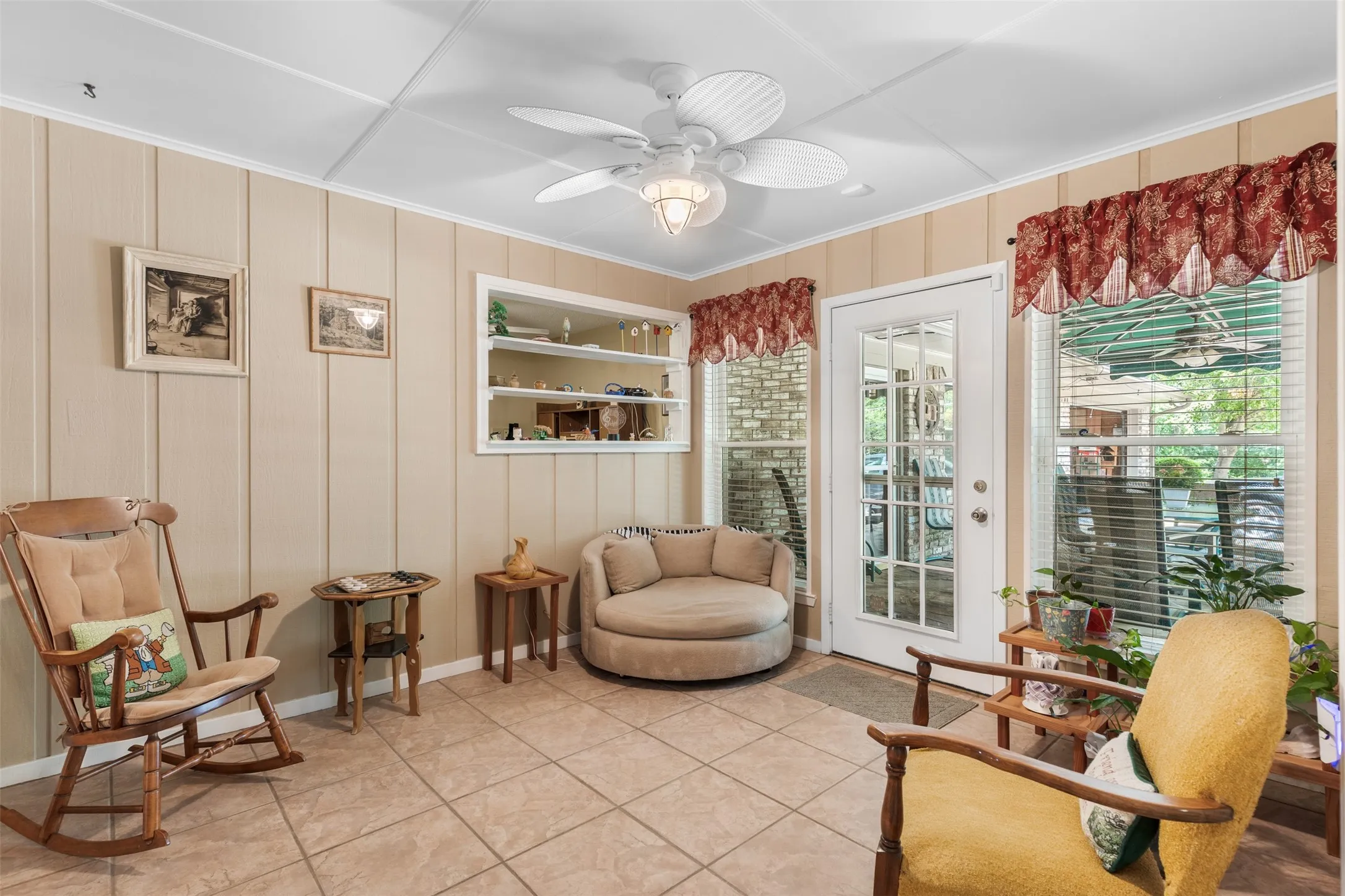 Single Family Residence For Sale in Grayson County , 804 Holland Drive, Denison, Texas 75020, 4 Bedroom, 3 Bathroom, 2 Garage spaces, 2,748 Sqft, built in 1973, mls#21309404, Real Estate Agent in Denison, Homes For Sale in Grayson county, Homes For Sale in Denison, Realtor in Denison Texas, Real Estate Brokerage Independent Realty Texas, Luminita Cordes Realtor