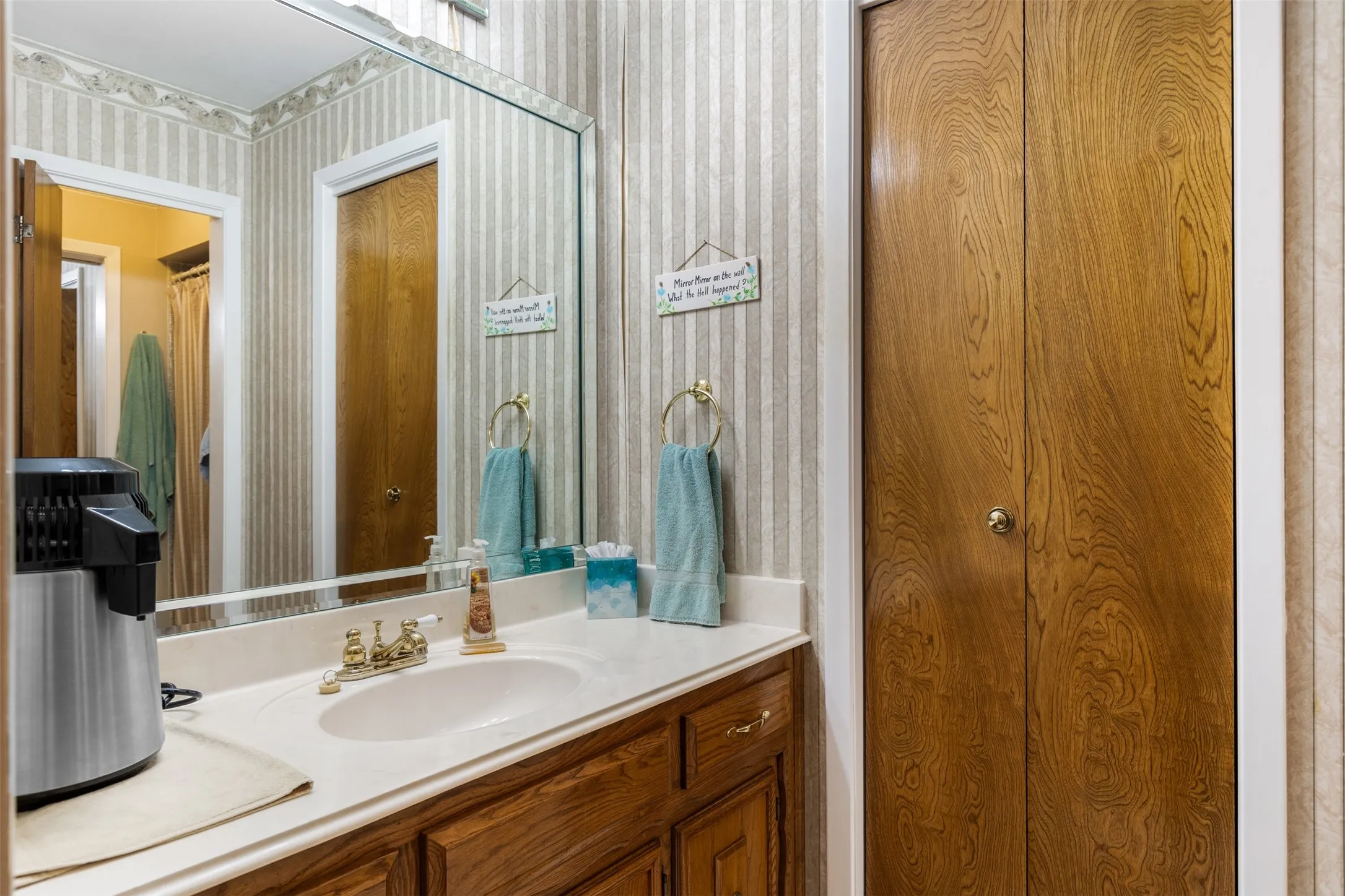 Single Family Residence For Sale in Grayson County , 804 Holland Drive, Denison, Texas 75020, 4 Bedroom, 3 Bathroom, 2 Garage spaces, 2,748 Sqft, built in 1973, mls#21309404, Real Estate Agent in Denison, Homes For Sale in Grayson county, Homes For Sale in Denison, Realtor in Denison Texas, Real Estate Brokerage Independent Realty Texas, Luminita Cordes Realtor