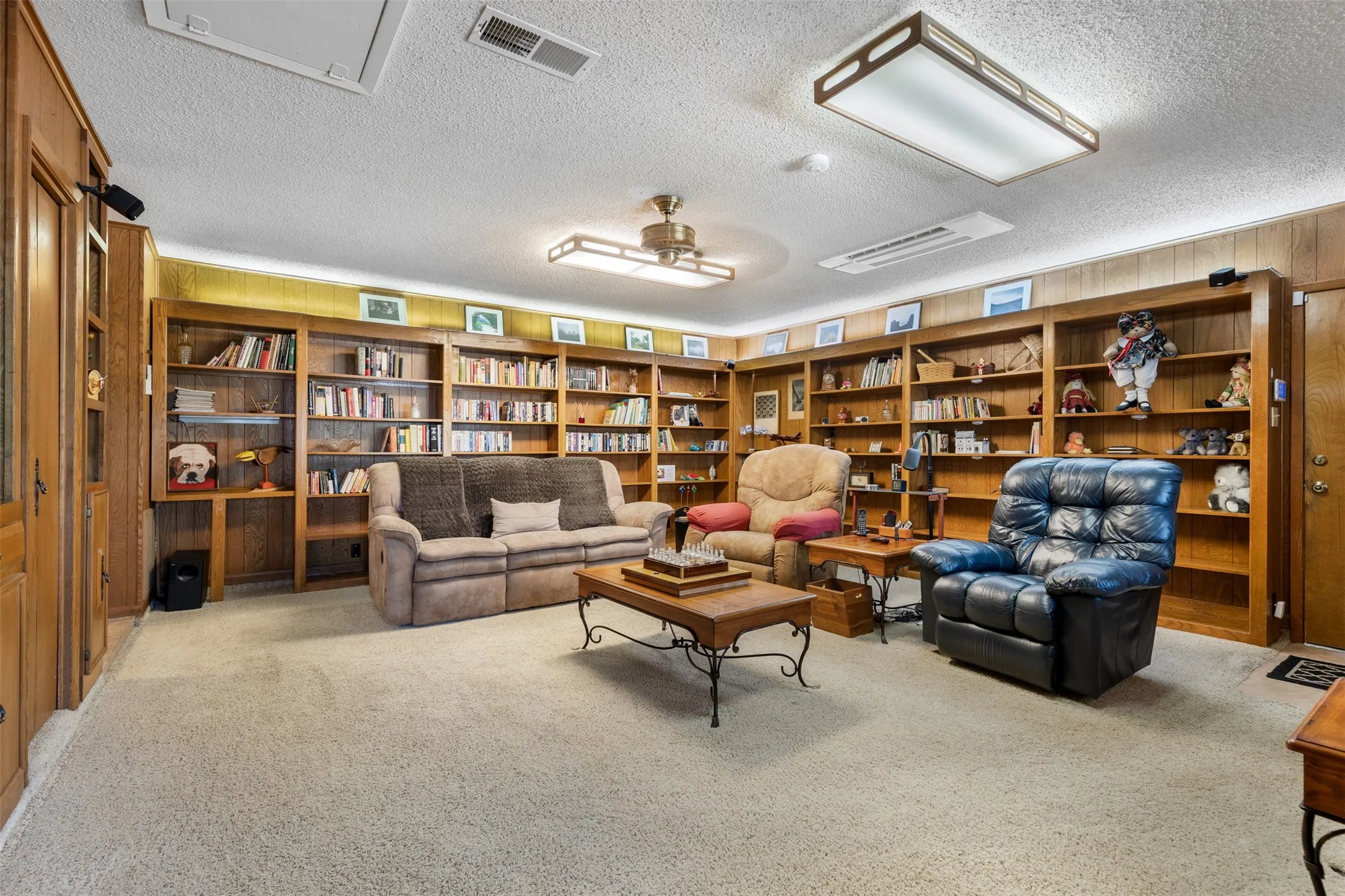 Single Family Residence For Sale in Grayson County , 804 Holland Drive, Denison, Texas 75020, 4 Bedroom, 3 Bathroom, 2 Garage spaces, 2,748 Sqft, built in 1973, mls#21309404, Real Estate Agent in Denison, Homes For Sale in Grayson county, Homes For Sale in Denison, Realtor in Denison Texas, Real Estate Brokerage Independent Realty Texas, Luminita Cordes Realtor