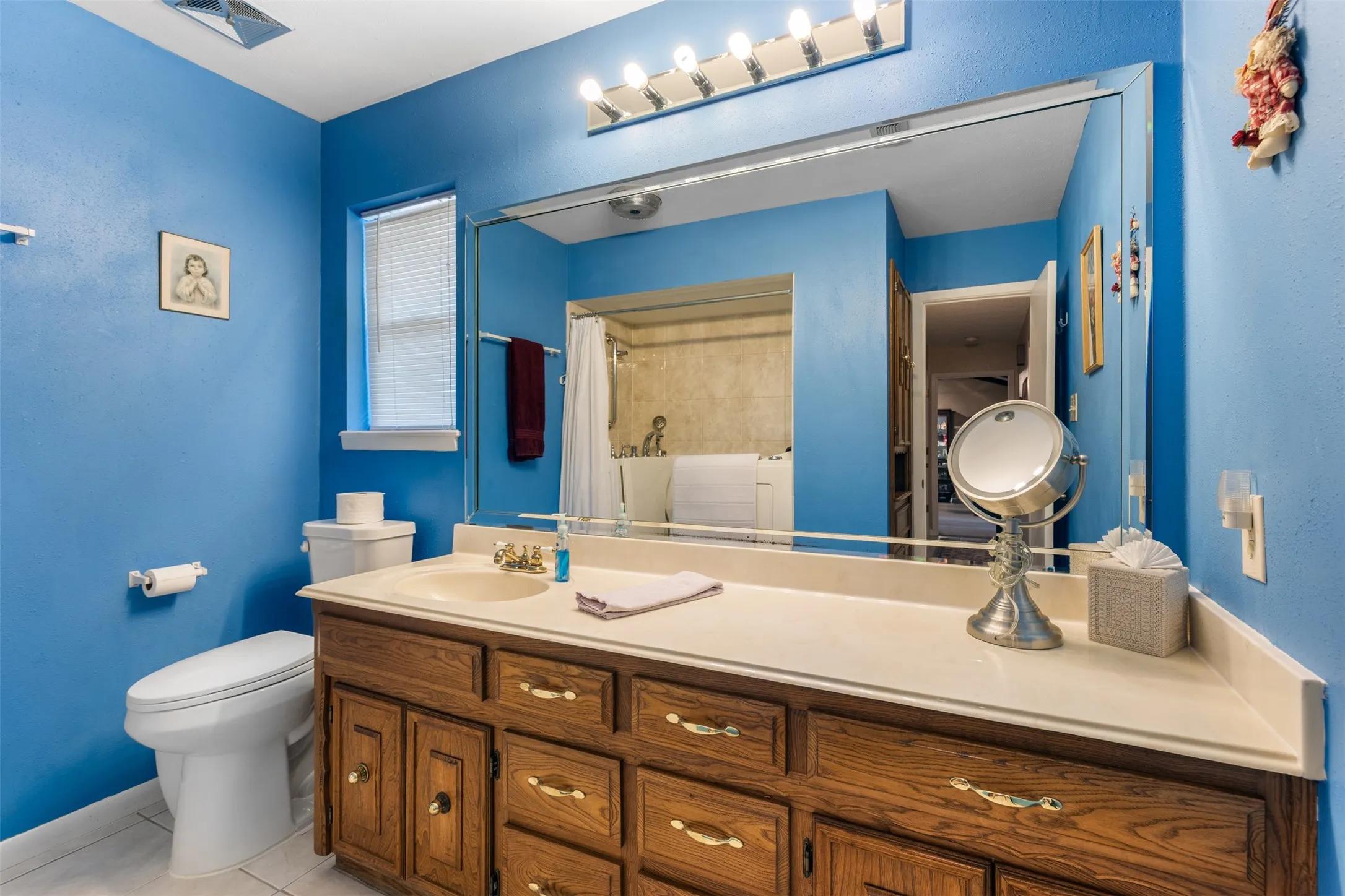 Single Family Residence For Sale in Grayson County , 804 Holland Drive, Denison, Texas 75020, 4 Bedroom, 3 Bathroom, 2 Garage spaces, 2,748 Sqft, built in 1973, mls#21309404, Real Estate Agent in Denison, Homes For Sale in Grayson county, Homes For Sale in Denison, Realtor in Denison Texas, Real Estate Brokerage Independent Realty Texas, Luminita Cordes Realtor