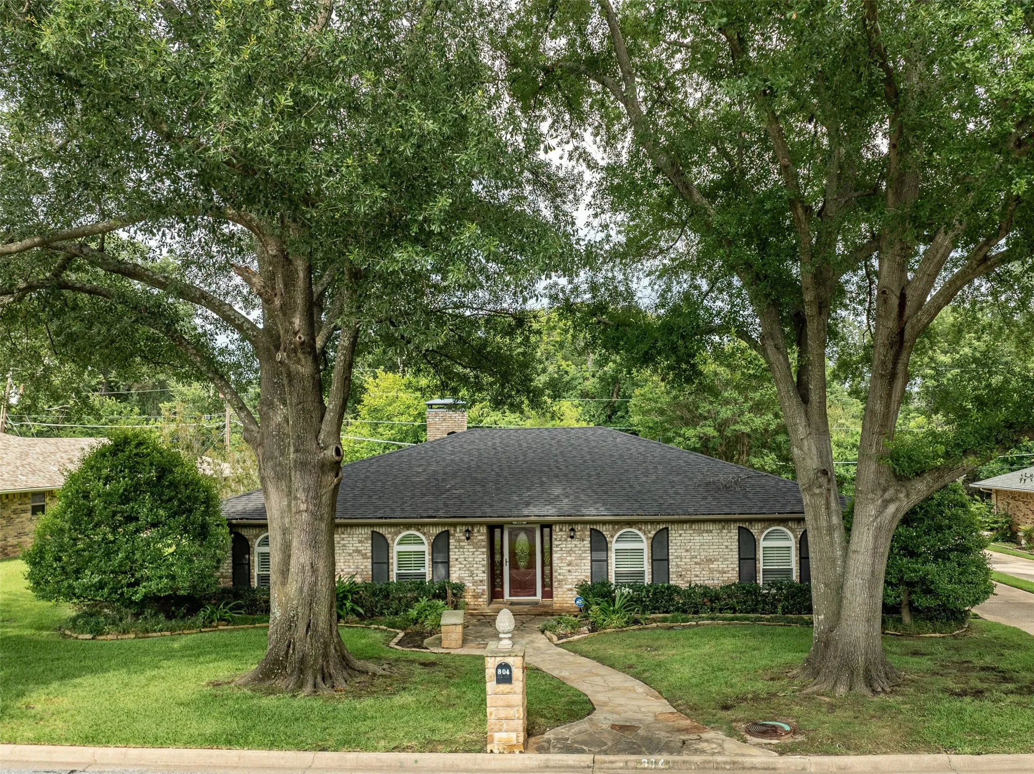 Single Family Residence For Sale in Grayson County , 804 Holland Drive, Denison, Texas 75020, 4 Bedroom, 3 Bathroom, 2 Garage spaces, 2,748 Sqft, built in 1973, mls#21309404, Real Estate Agent in Denison, Homes For Sale in Grayson county, Homes For Sale in Denison, Realtor in Denison Texas, Real Estate Brokerage Independent Realty Texas, Luminita Cordes Realtor