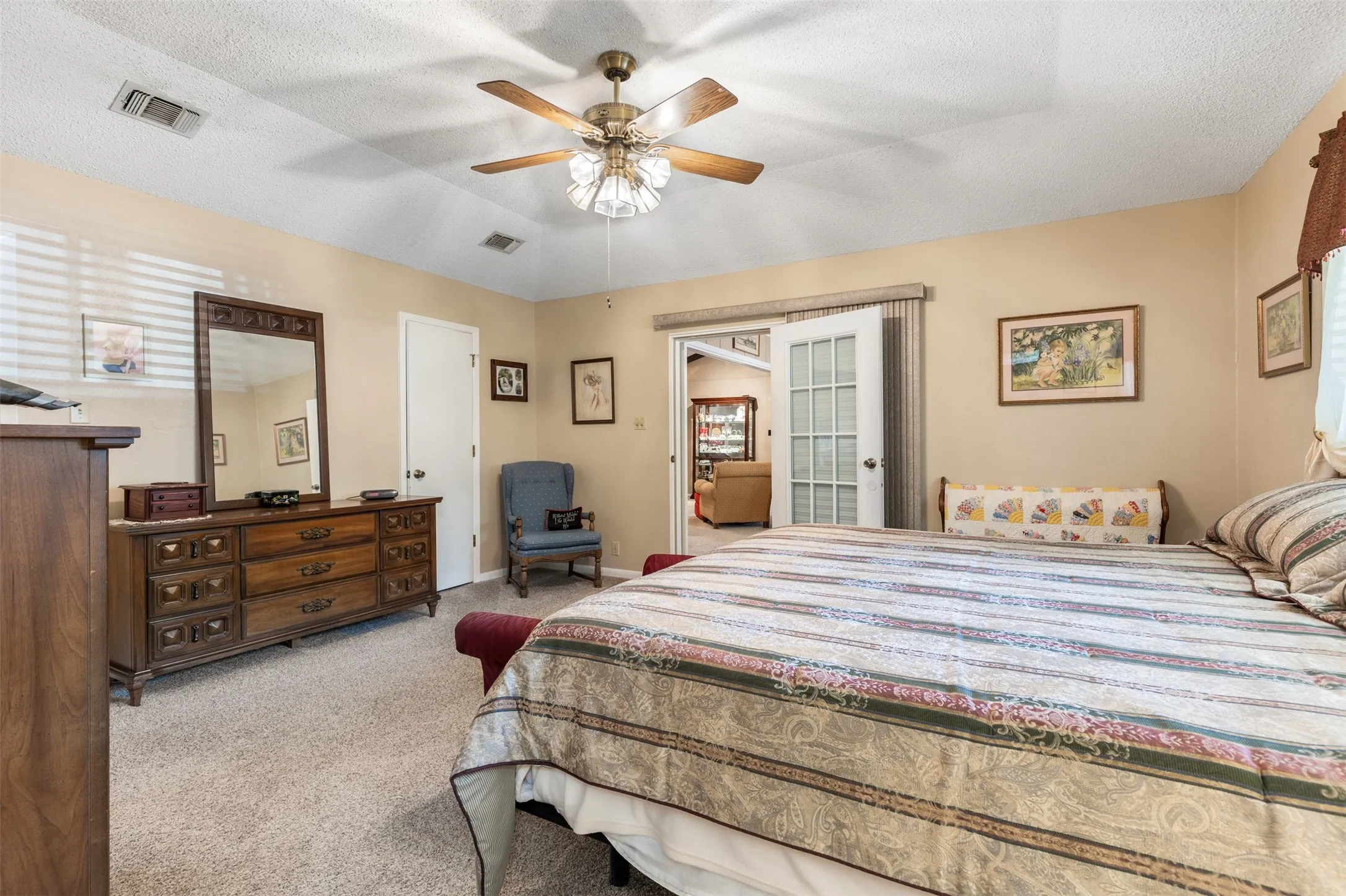 Single Family Residence For Sale in Grayson County , 804 Holland Drive, Denison, Texas 75020, 4 Bedroom, 3 Bathroom, 2 Garage spaces, 2,748 Sqft, built in 1973, mls#21309404, Real Estate Agent in Denison, Homes For Sale in Grayson county, Homes For Sale in Denison, Realtor in Denison Texas, Real Estate Brokerage Independent Realty Texas, Luminita Cordes Realtor