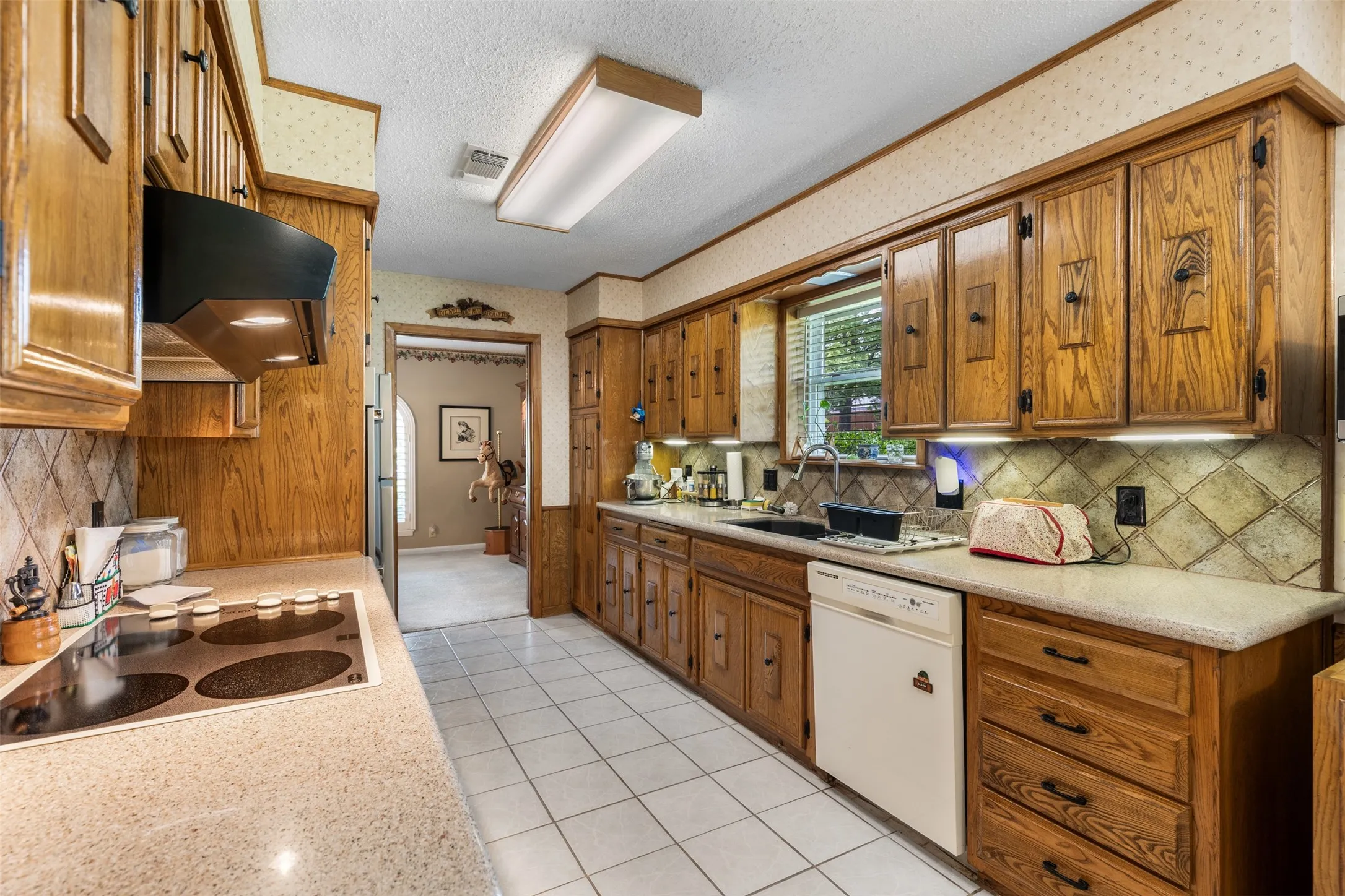 Single Family Residence For Sale in Grayson County , 804 Holland Drive, Denison, Texas 75020, 4 Bedroom, 3 Bathroom, 2 Garage spaces, 2,748 Sqft, built in 1973, mls#21309404, Real Estate Agent in Denison, Homes For Sale in Grayson county, Homes For Sale in Denison, Realtor in Denison Texas, Real Estate Brokerage Independent Realty Texas, Luminita Cordes Realtor