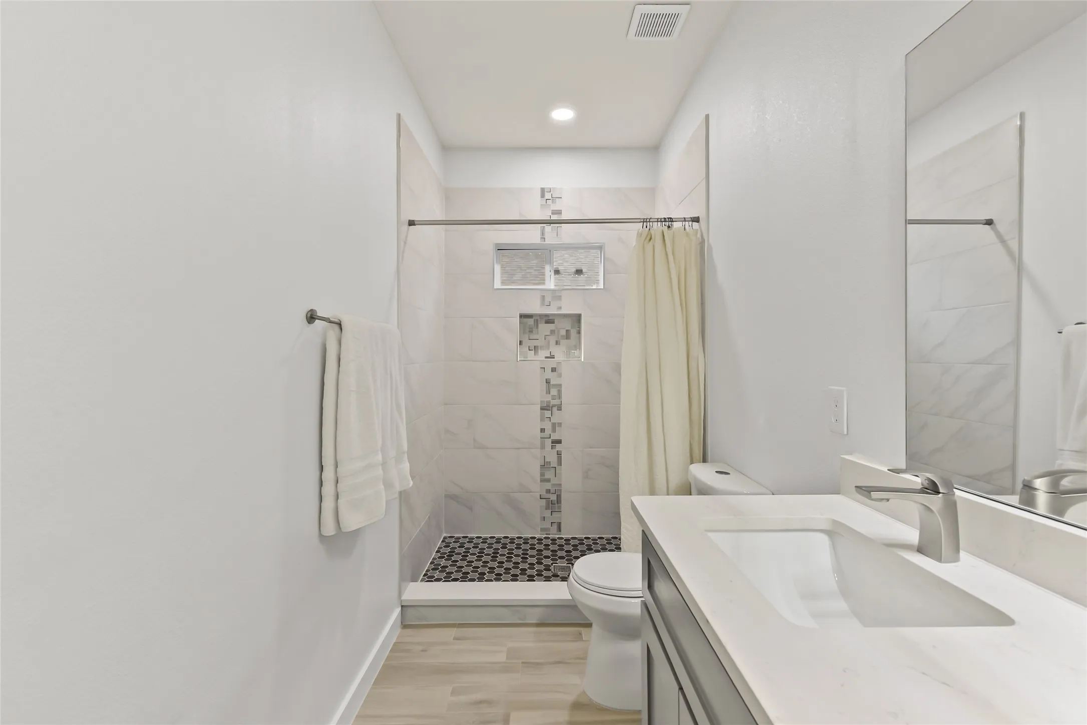 Single Family Residence For Sale in Hunt County , 1326 Hemphill Street, Greenville, Texas 75401, 3 Bedroom, 2 Bathroom, 1 Garage spaces, 1,526 Sqft, built in 2022, mls#21310463, Real Estate Agent in Greenville, Homes For Sale in Hunt county, Homes For Sale in Greenville, Realtor in Greenville Texas, Real Estate Brokerage Independent Realty Texas, Luminita Cordes Realtor