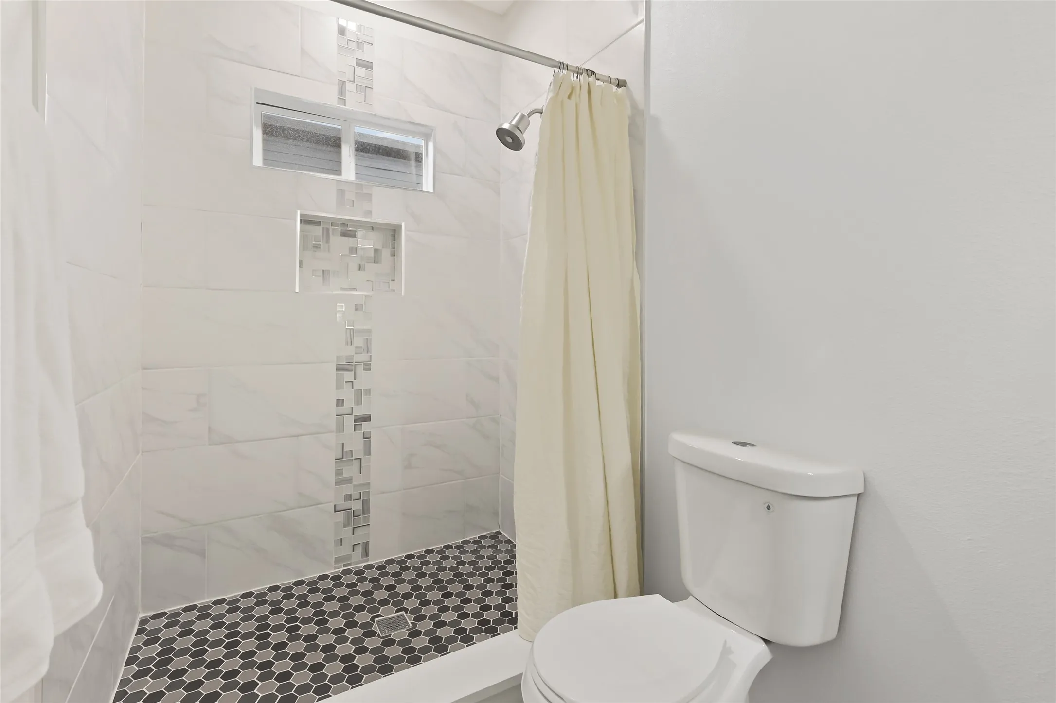 Single Family Residence For Sale in Hunt County , 1326 Hemphill Street, Greenville, Texas 75401, 3 Bedroom, 2 Bathroom, 1 Garage spaces, 1,526 Sqft, built in 2022, mls#21310463, Real Estate Agent in Greenville, Homes For Sale in Hunt county, Homes For Sale in Greenville, Realtor in Greenville Texas, Real Estate Brokerage Independent Realty Texas, Luminita Cordes Realtor