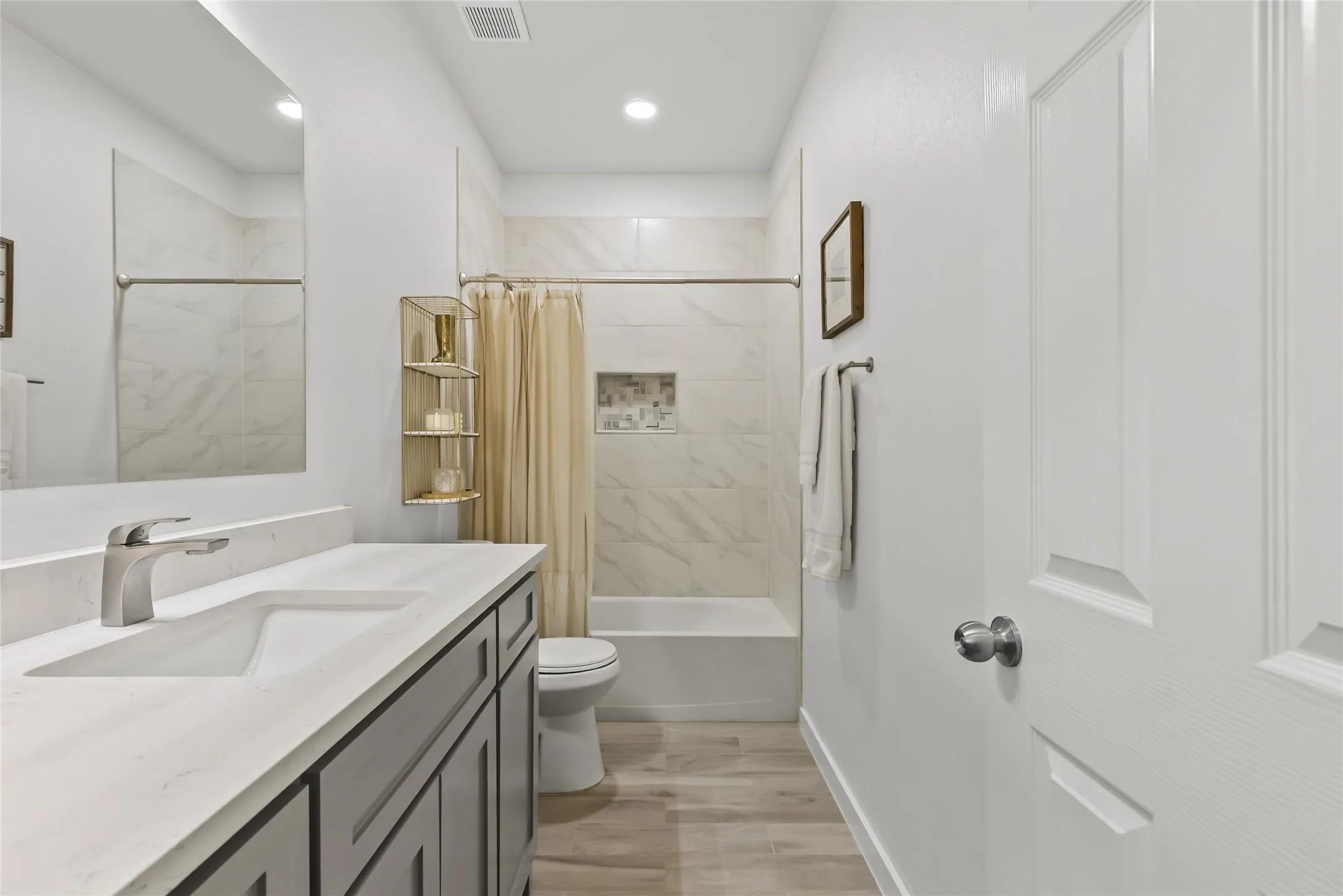 Single Family Residence For Sale in Hunt County , 1326 Hemphill Street, Greenville, Texas 75401, 3 Bedroom, 2 Bathroom, 1 Garage spaces, 1,526 Sqft, built in 2022, mls#21310463, Real Estate Agent in Greenville, Homes For Sale in Hunt county, Homes For Sale in Greenville, Realtor in Greenville Texas, Real Estate Brokerage Independent Realty Texas, Luminita Cordes Realtor
