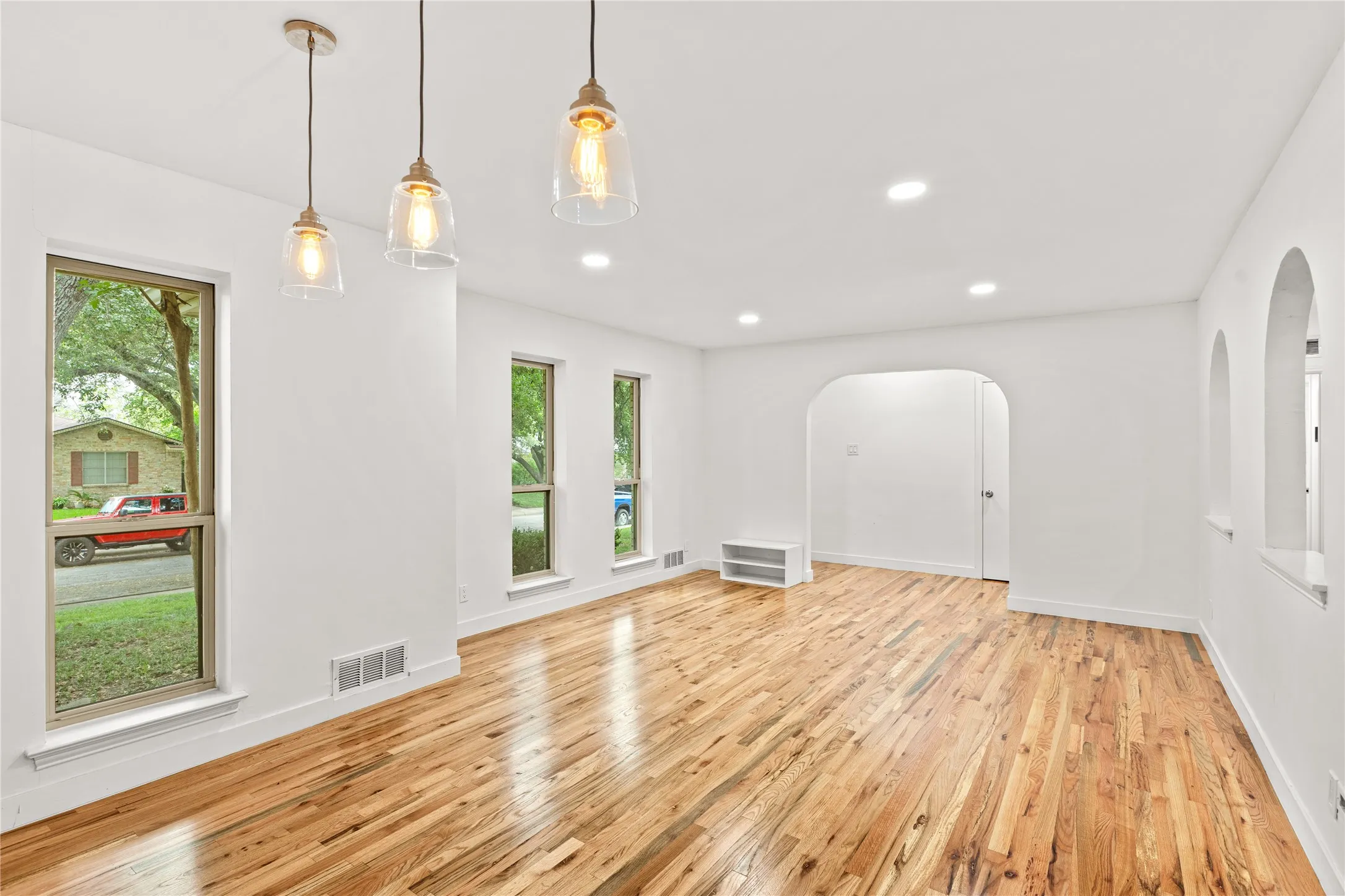 Single Family Residence For Sale in Dallas County , 2304 babalos Lane, Dallas, Texas 75228, 3 Bedroom, 3 Bathroom, 1 Garage spaces, 1,892 Sqft, built in 1968, mls#21310947, Real Estate Agent in Dallas, Homes For Sale in Dallas county, Homes For Sale in Dallas, Realtor in Dallas Texas, Real Estate Brokerage Independent Realty Texas, Luminita Cordes Realtor