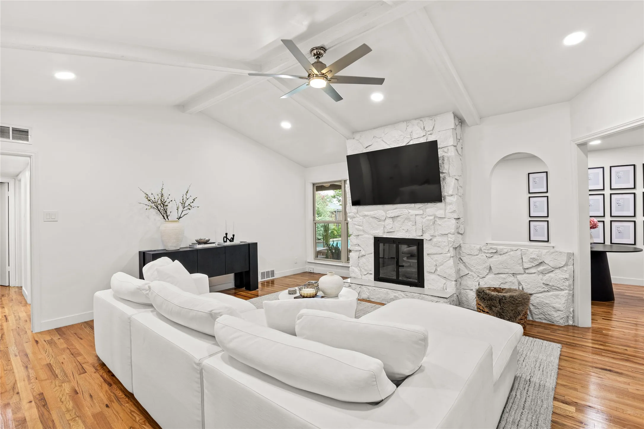 Single Family Residence For Sale in Dallas County , 2304 babalos Lane, Dallas, Texas 75228, 3 Bedroom, 3 Bathroom, 1 Garage spaces, 1,892 Sqft, built in 1968, mls#21310947, Real Estate Agent in Dallas, Homes For Sale in Dallas county, Homes For Sale in Dallas, Realtor in Dallas Texas, Real Estate Brokerage Independent Realty Texas, Luminita Cordes Realtor