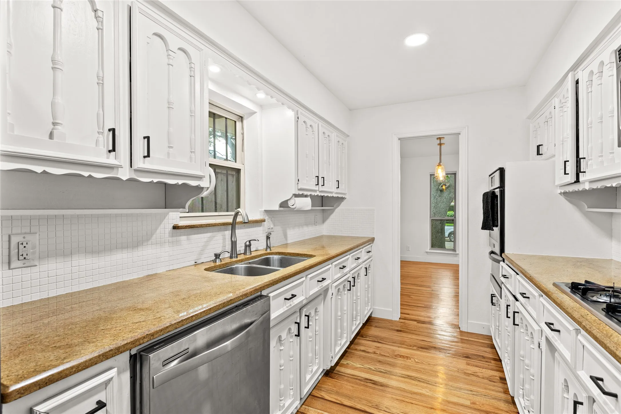 Single Family Residence For Sale in Dallas County , 2304 babalos Lane, Dallas, Texas 75228, 3 Bedroom, 3 Bathroom, 1 Garage spaces, 1,892 Sqft, built in 1968, mls#21310947, Real Estate Agent in Dallas, Homes For Sale in Dallas county, Homes For Sale in Dallas, Realtor in Dallas Texas, Real Estate Brokerage Independent Realty Texas, Luminita Cordes Realtor