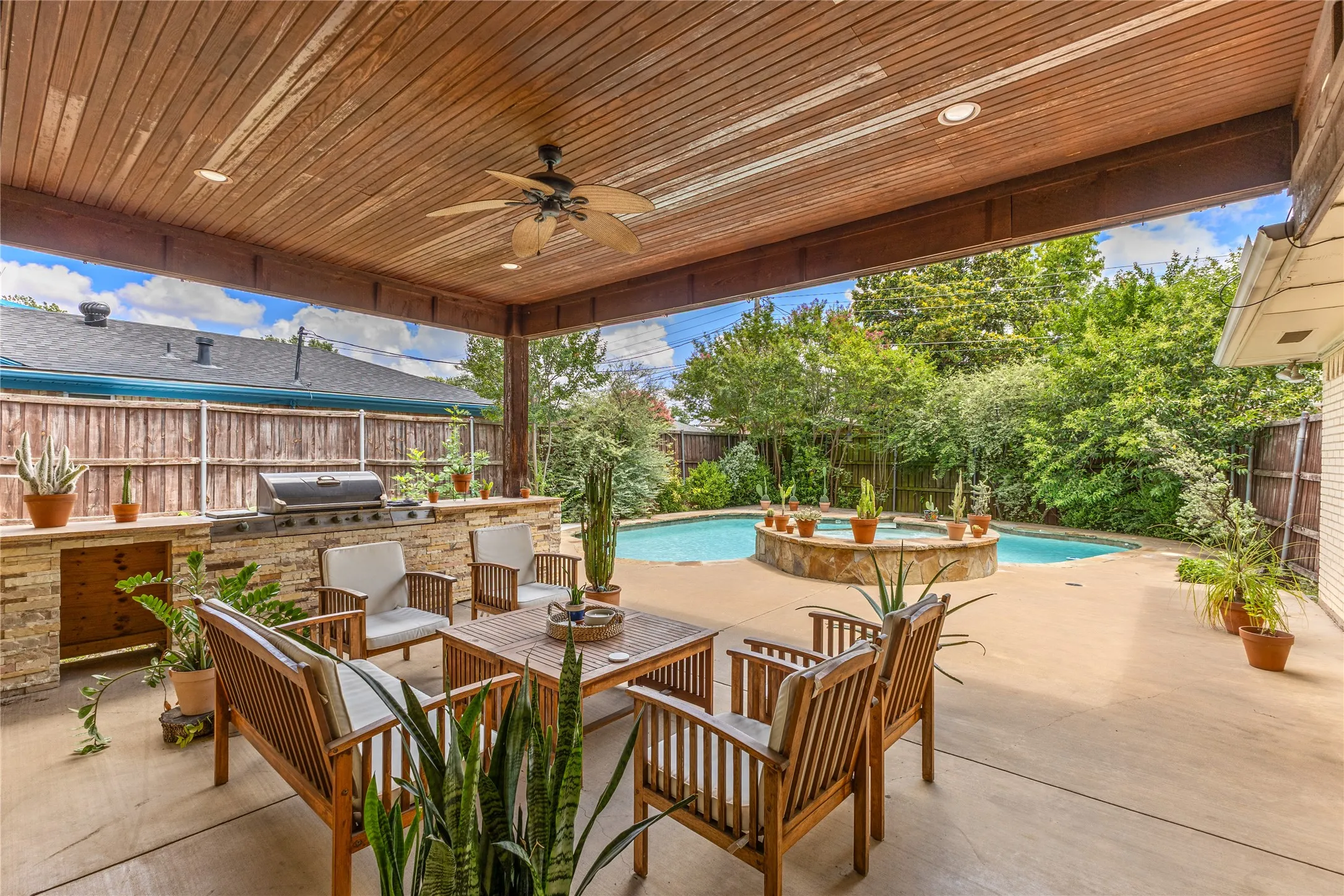 Single Family Residence For Sale in Dallas County , 2304 babalos Lane, Dallas, Texas 75228, 3 Bedroom, 3 Bathroom, 1 Garage spaces, 1,892 Sqft, built in 1968, mls#21310947, Real Estate Agent in Dallas, Homes For Sale in Dallas county, Homes For Sale in Dallas, Realtor in Dallas Texas, Real Estate Brokerage Independent Realty Texas, Luminita Cordes Realtor