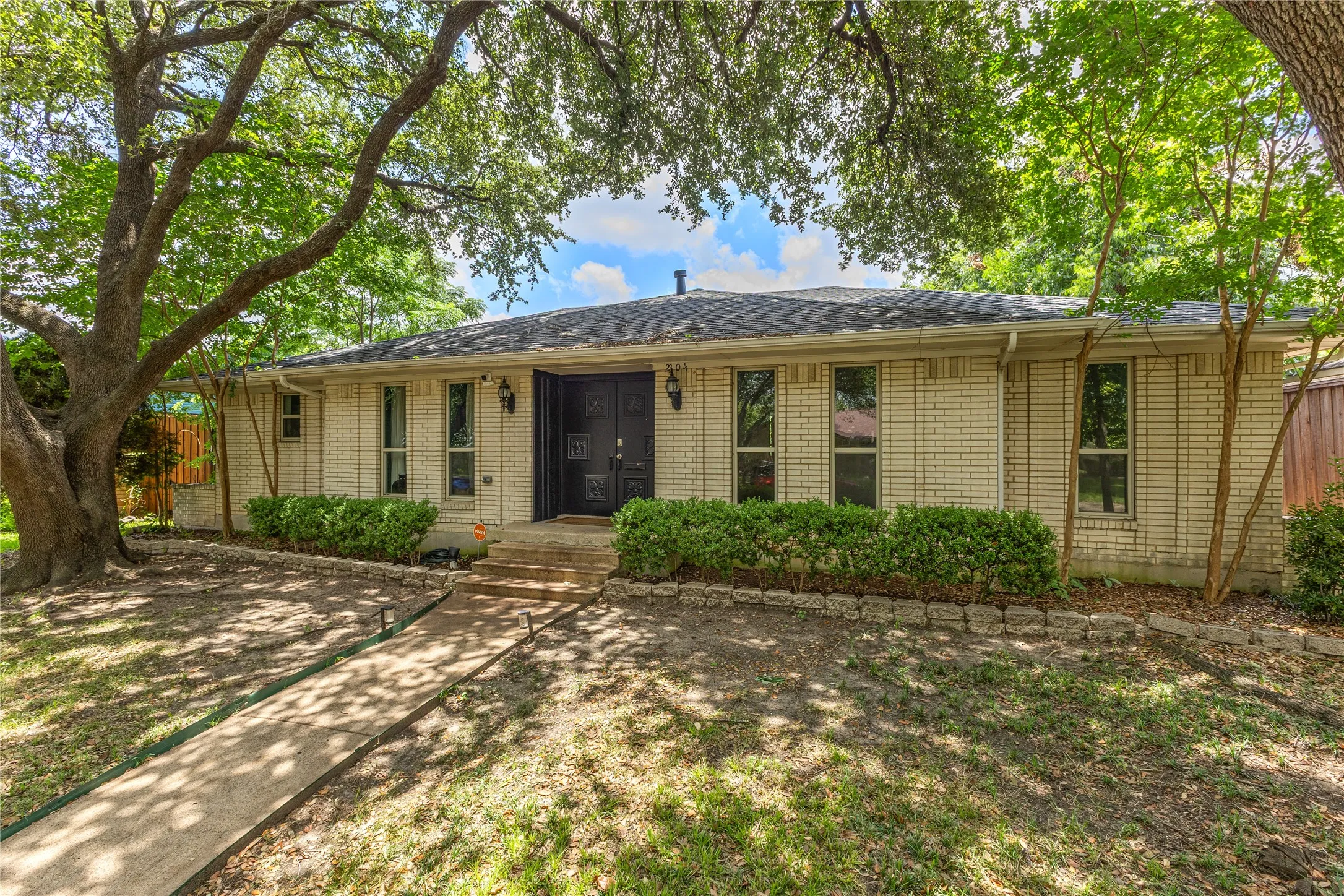Single Family Residence For Sale in Dallas County , 2304 babalos Lane, Dallas, Texas 75228, 3 Bedroom, 3 Bathroom, 1 Garage spaces, 1,892 Sqft, built in 1968, mls#21310947, Real Estate Agent in Dallas, Homes For Sale in Dallas county, Homes For Sale in Dallas, Realtor in Dallas Texas, Real Estate Brokerage Independent Realty Texas, Luminita Cordes Realtor