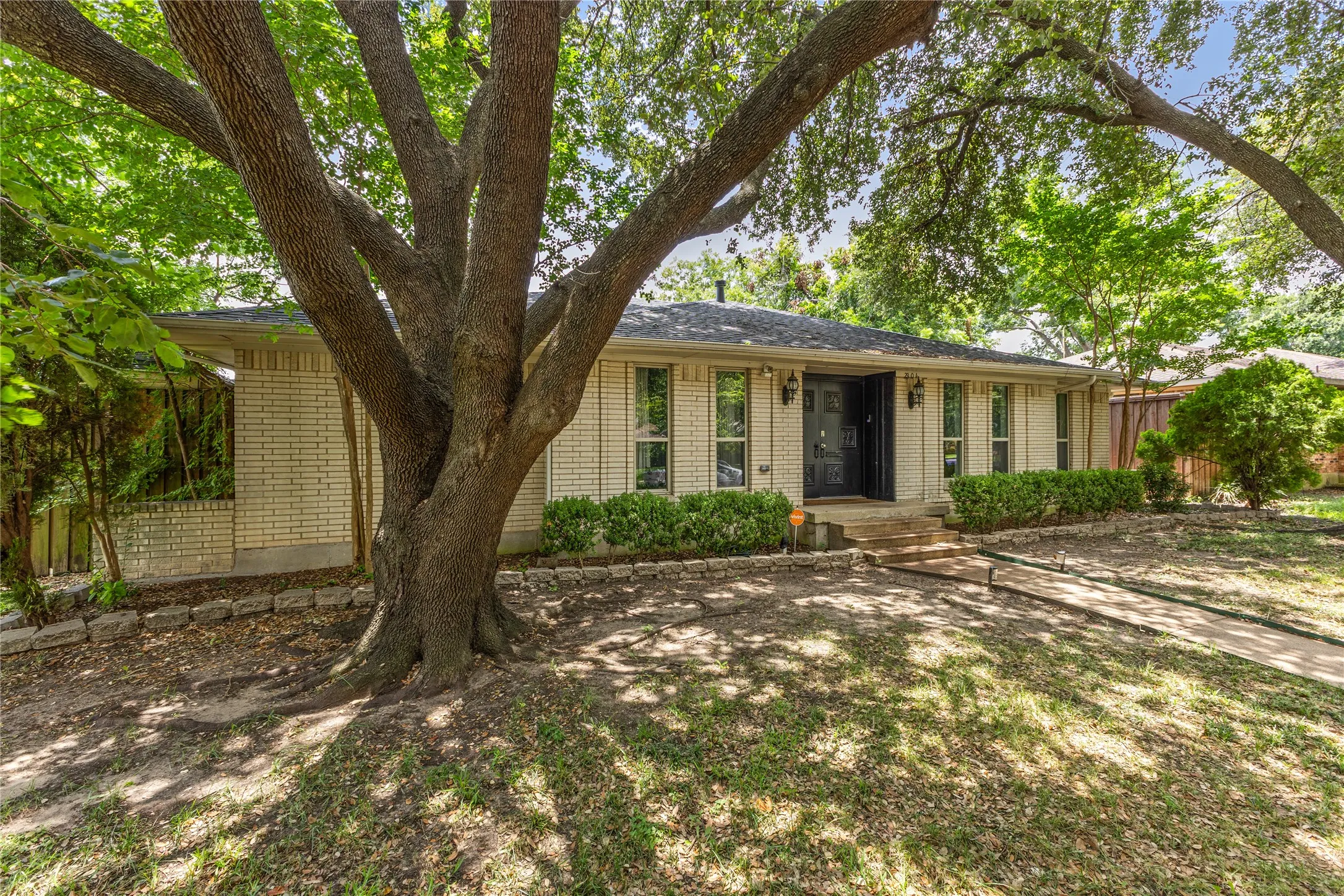 Single Family Residence For Sale in Dallas County , 2304 babalos Lane, Dallas, Texas 75228, 3 Bedroom, 3 Bathroom, 1 Garage spaces, 1,892 Sqft, built in 1968, mls#21310947, Real Estate Agent in Dallas, Homes For Sale in Dallas county, Homes For Sale in Dallas, Realtor in Dallas Texas, Real Estate Brokerage Independent Realty Texas, Luminita Cordes Realtor