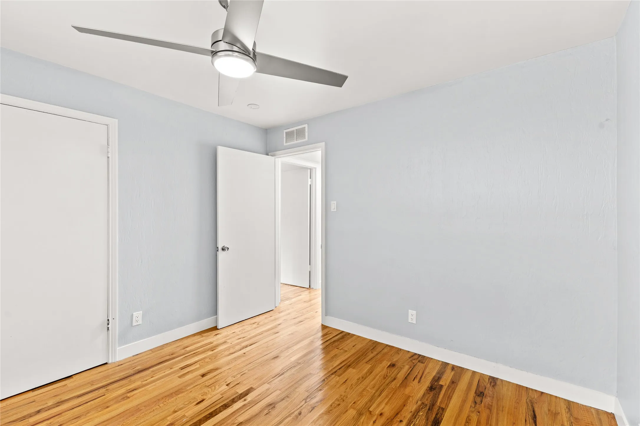 Single Family Residence For Sale in Dallas County , 2304 babalos Lane, Dallas, Texas 75228, 3 Bedroom, 3 Bathroom, 1 Garage spaces, 1,892 Sqft, built in 1968, mls#21310947, Real Estate Agent in Dallas, Homes For Sale in Dallas county, Homes For Sale in Dallas, Realtor in Dallas Texas, Real Estate Brokerage Independent Realty Texas, Luminita Cordes Realtor