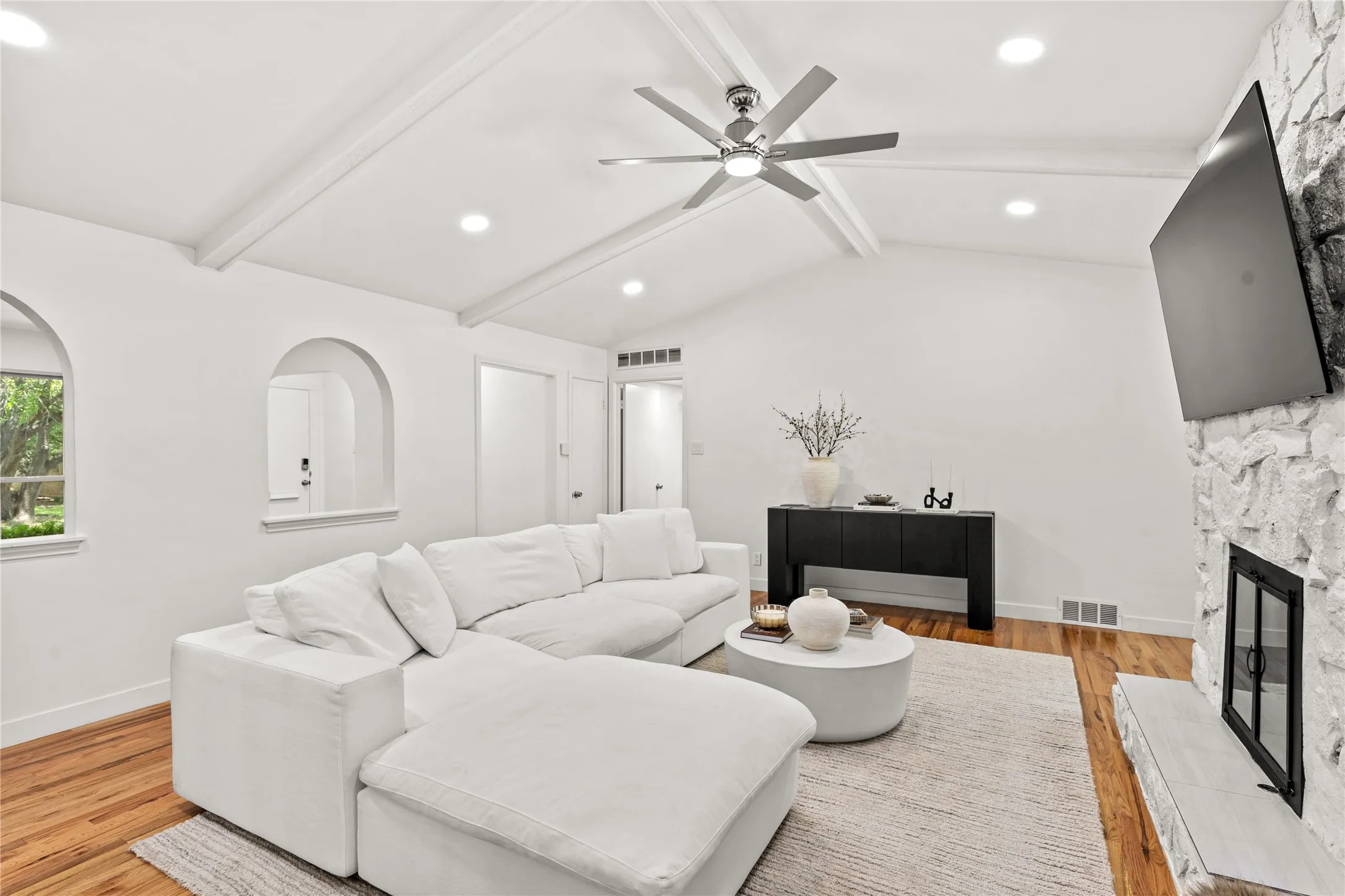 Single Family Residence For Sale in Dallas County , 2304 babalos Lane, Dallas, Texas 75228, 3 Bedroom, 3 Bathroom, 1 Garage spaces, 1,892 Sqft, built in 1968, mls#21310947, Real Estate Agent in Dallas, Homes For Sale in Dallas county, Homes For Sale in Dallas, Realtor in Dallas Texas, Real Estate Brokerage Independent Realty Texas, Luminita Cordes Realtor